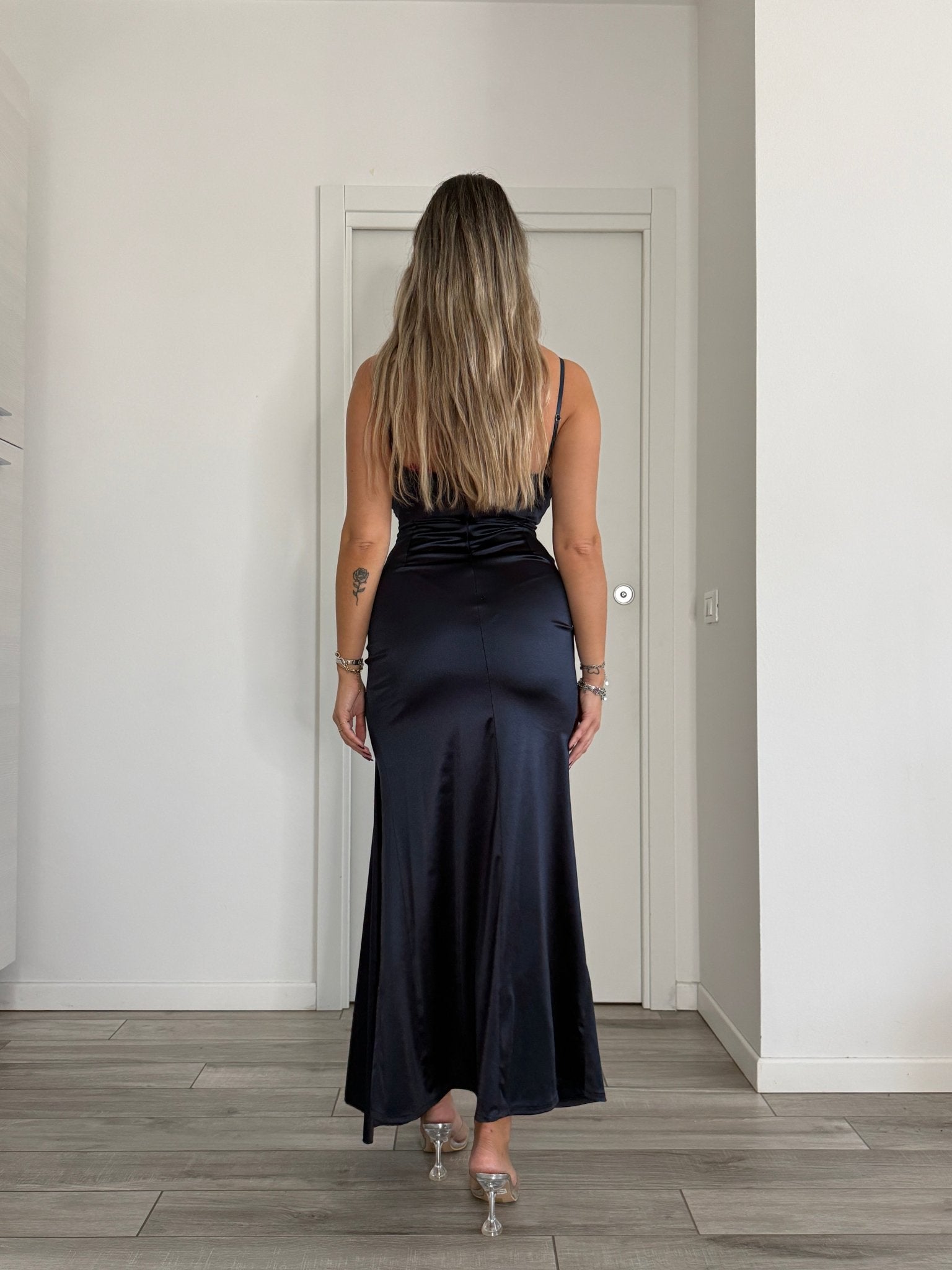 Vestito lungo in raso con drappeggio e spacco - Follie by Alice