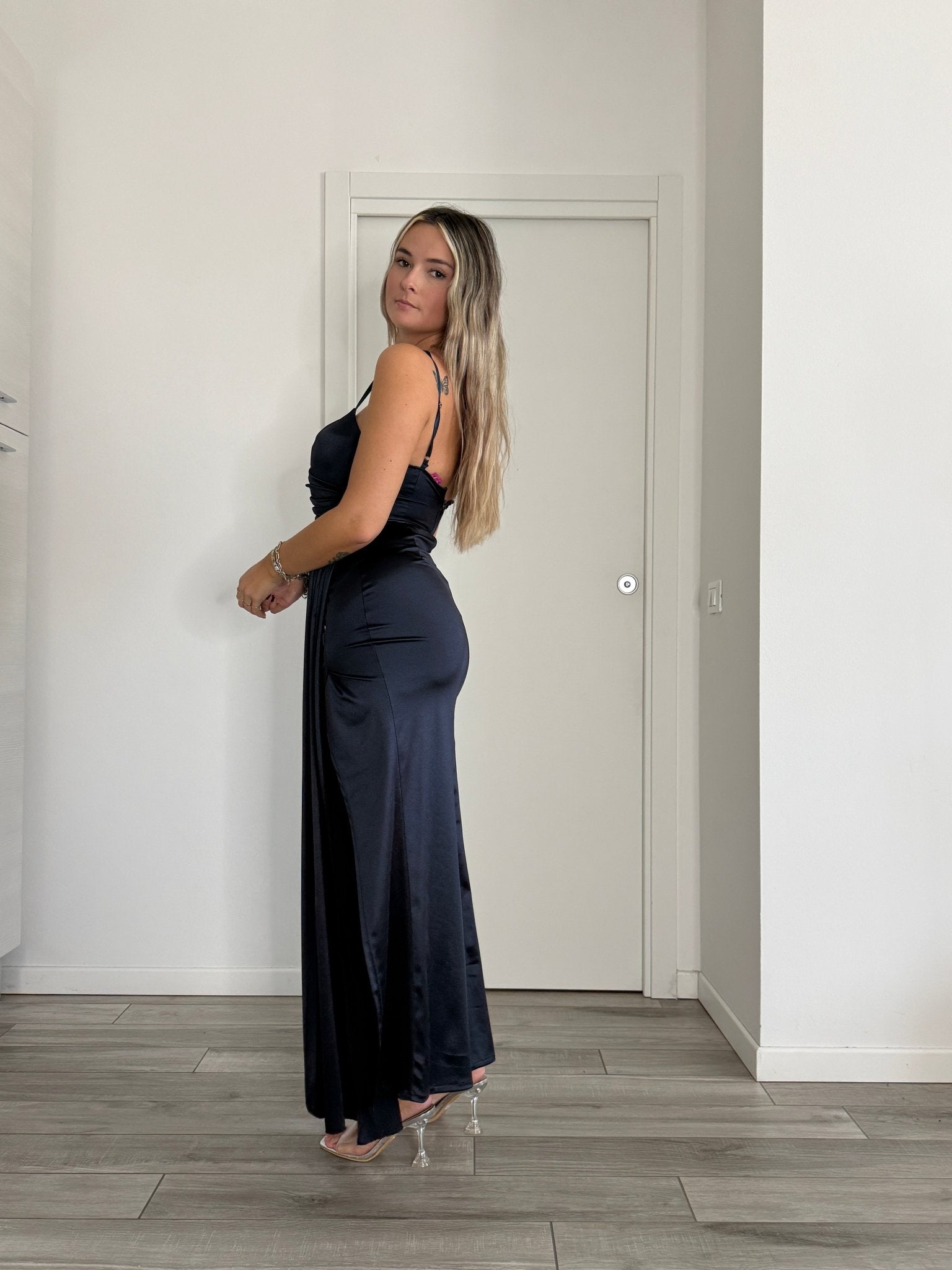 Vestito lungo in raso con drappeggio e spacco - Follie by Alice