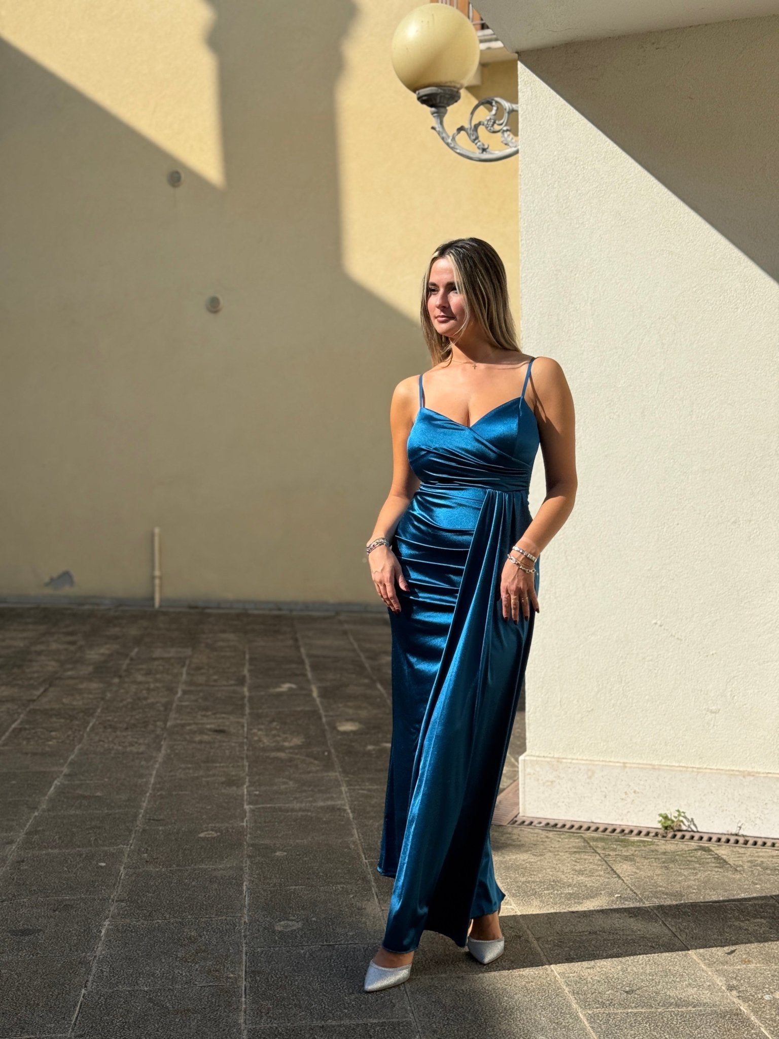 Vestito lungo in raso con drappeggio e spacco - Follie by Alice