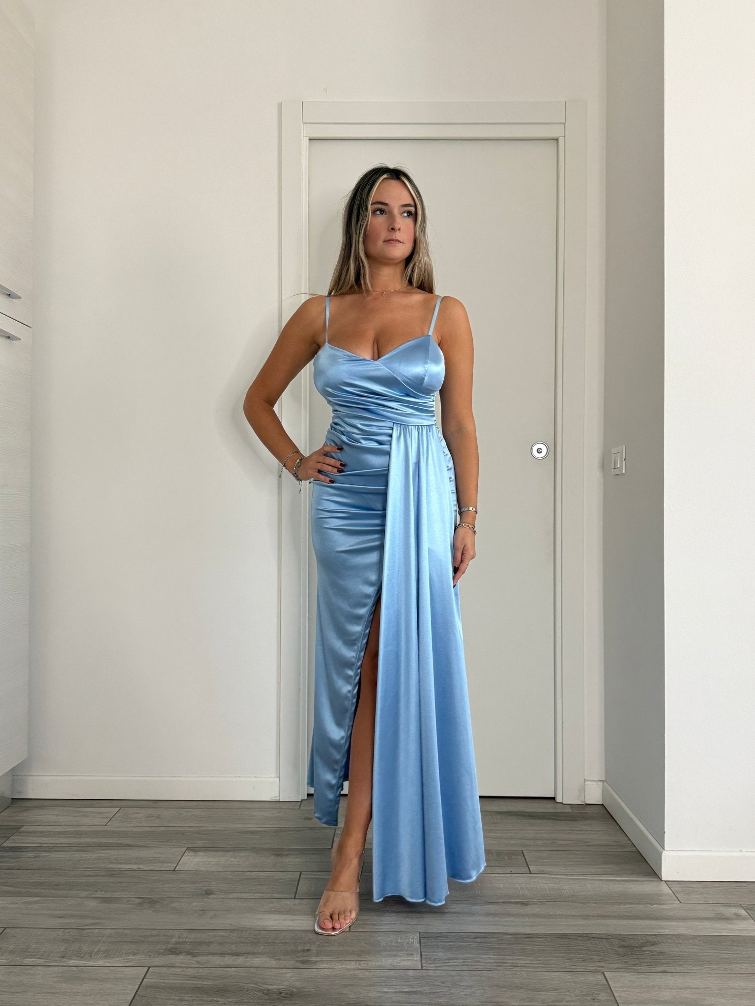 Vestito lungo in raso con drappeggio e spacco - Follie by Alice