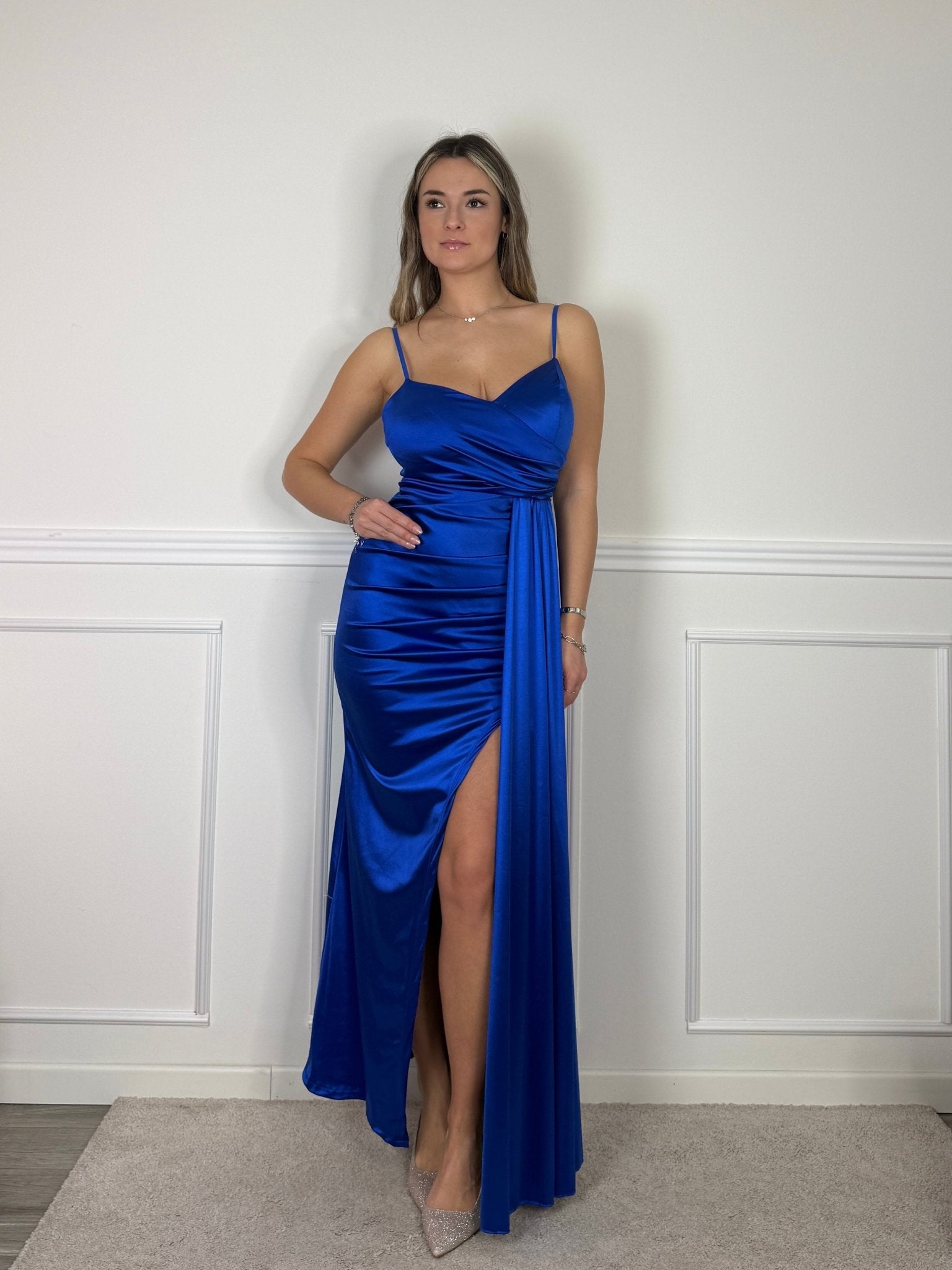 Vestito lungo in raso con drappeggio e spacco - Follie by Alice