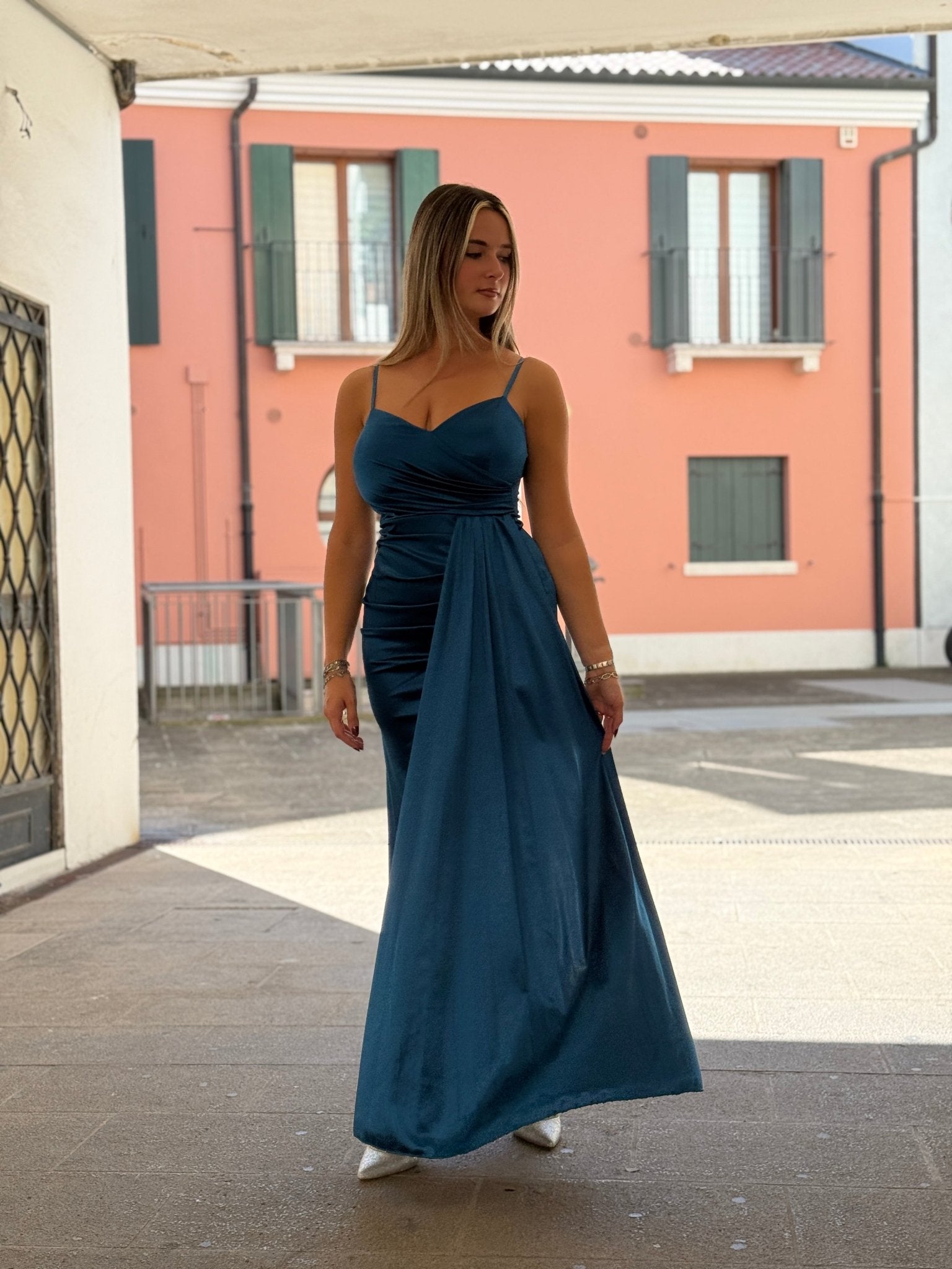 Vestito lungo in raso con drappeggio e spacco - Follie by Alice