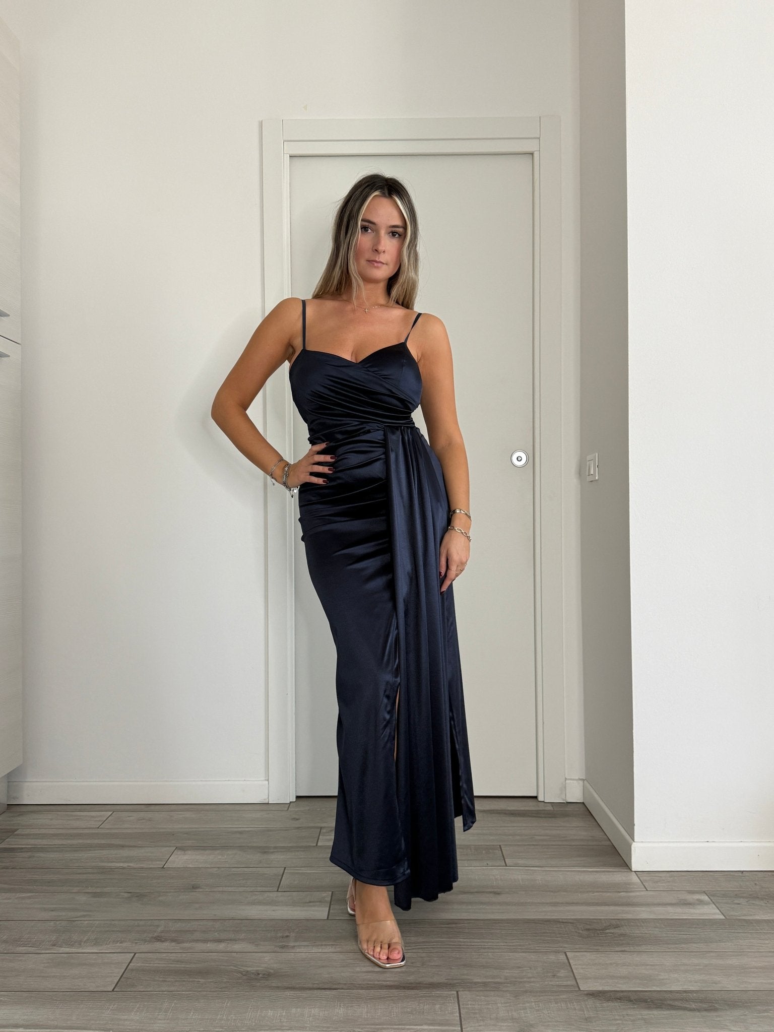 Vestito lungo in raso con drappeggio e spacco - Follie by Alice