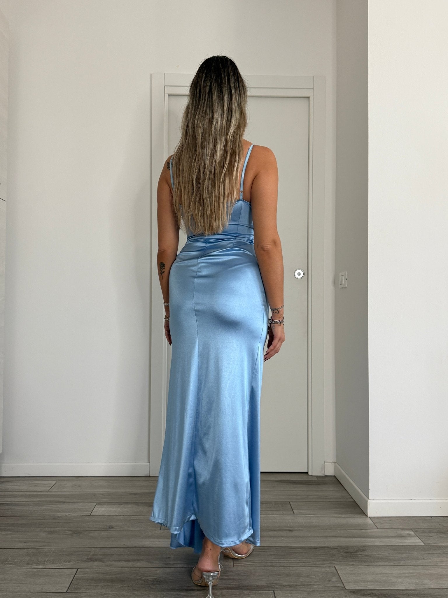 Vestito lungo in raso con drappeggio e spacco - Follie by Alice