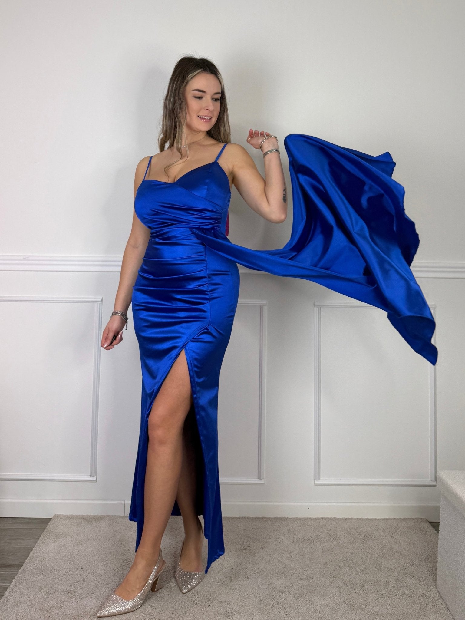 Vestito lungo in raso con drappeggio e spacco - Follie by Alice