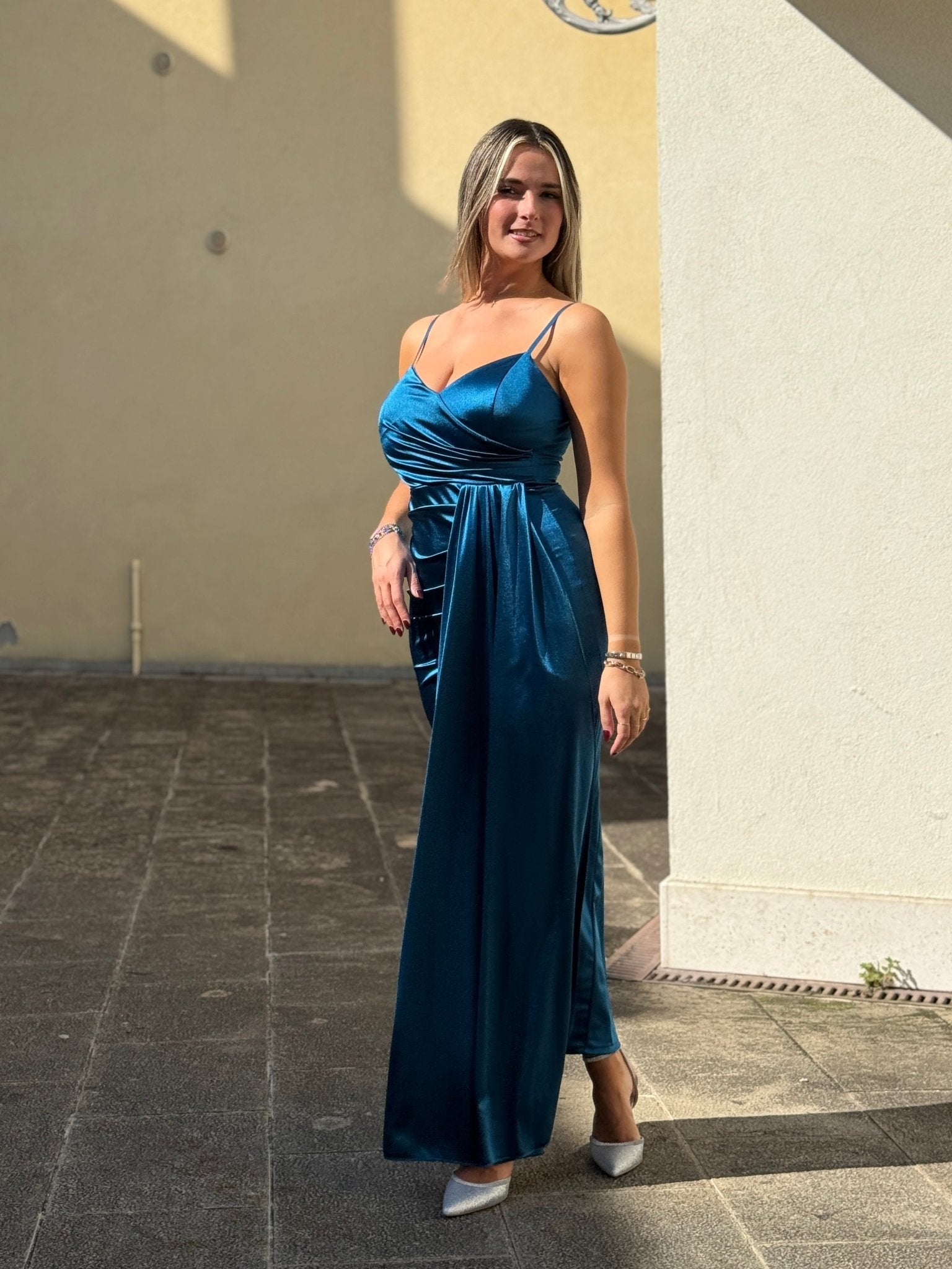 Vestito lungo in raso con drappeggio e spacco - Follie by Alice