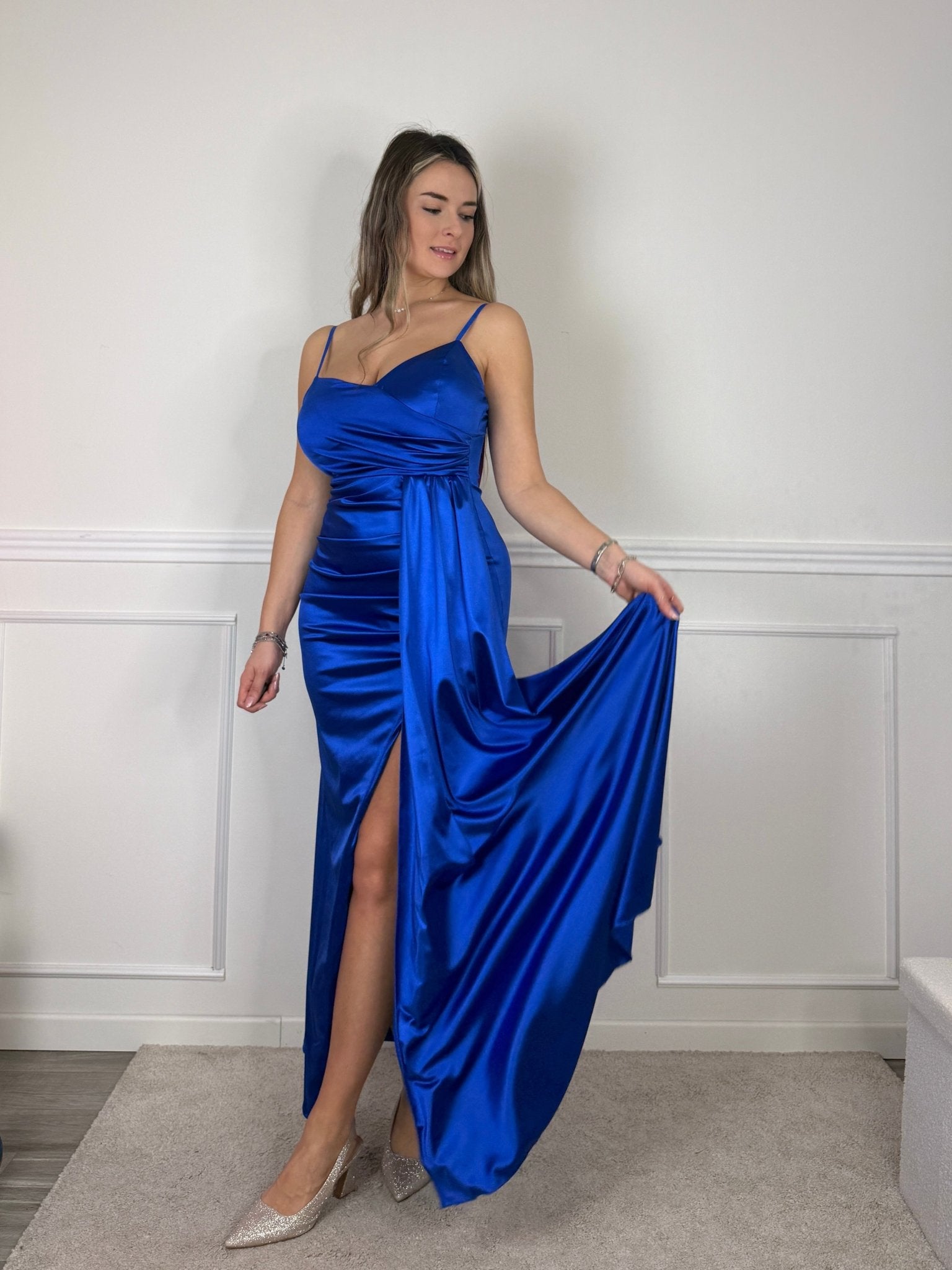 Vestito lungo in raso con drappeggio e spacco - Follie by Alice