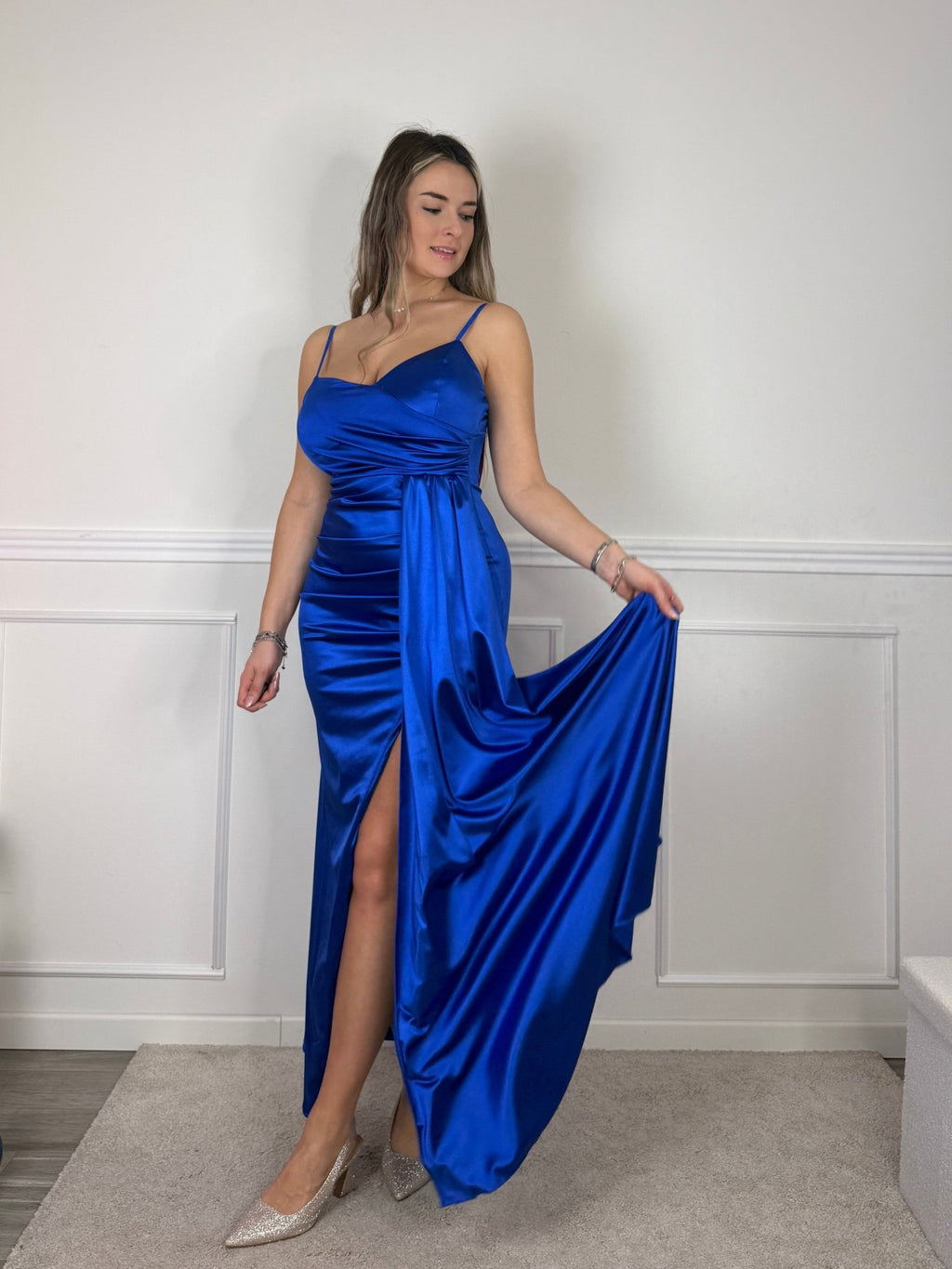 Vestito lungo in raso con drappeggio e spacco - Follie by Alice