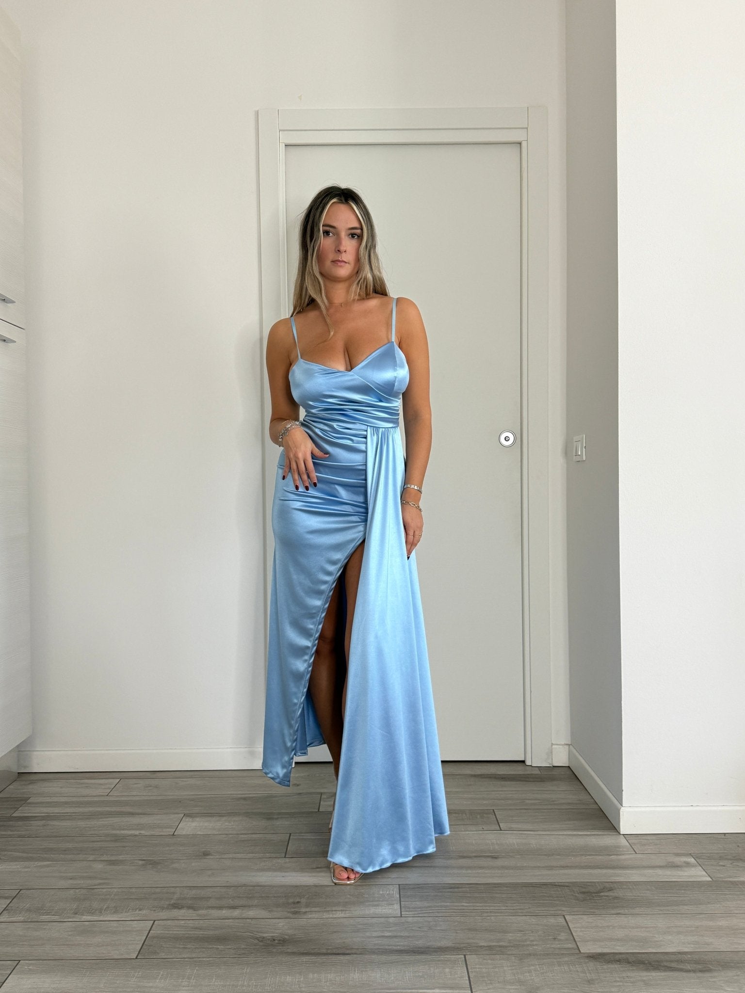 Vestito lungo in raso con drappeggio e spacco - Follie by Alice