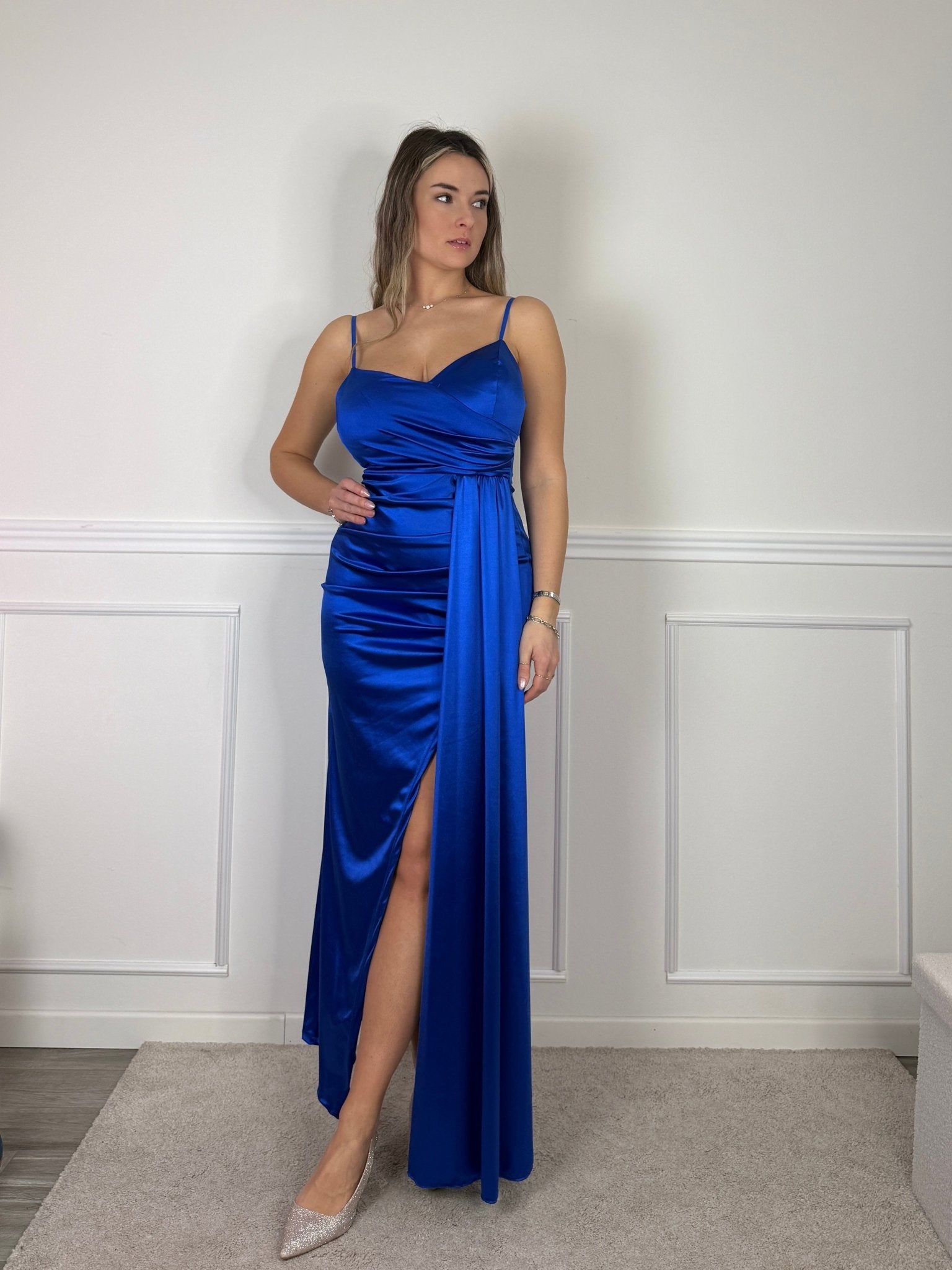 Vestito lungo in raso con drappeggio e spacco - Follie by Alice