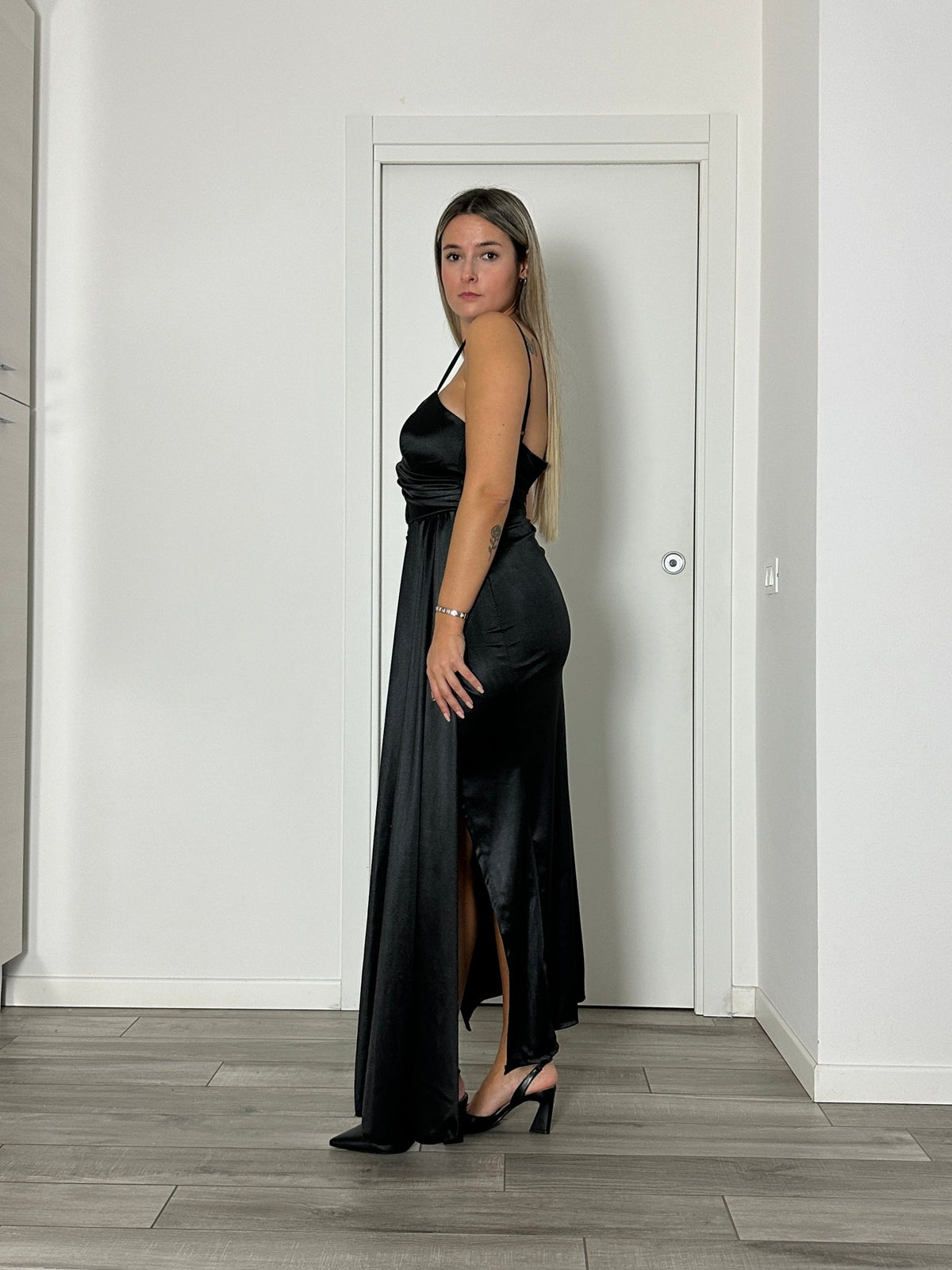 Vestito lungo in raso con drappeggio e spacco - Follie by Alice