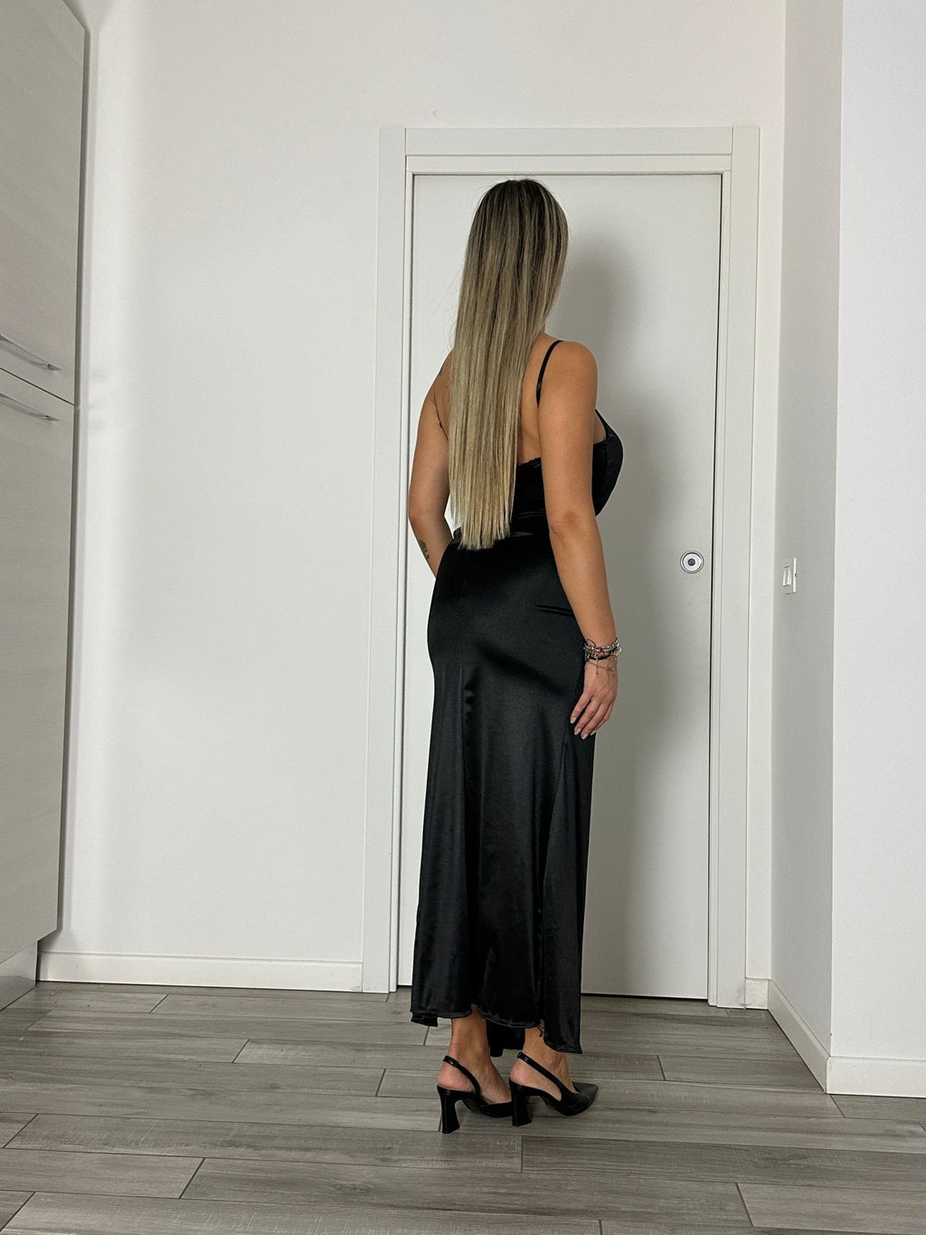 Vestito lungo in raso con drappeggio e spacco - Follie by Alice