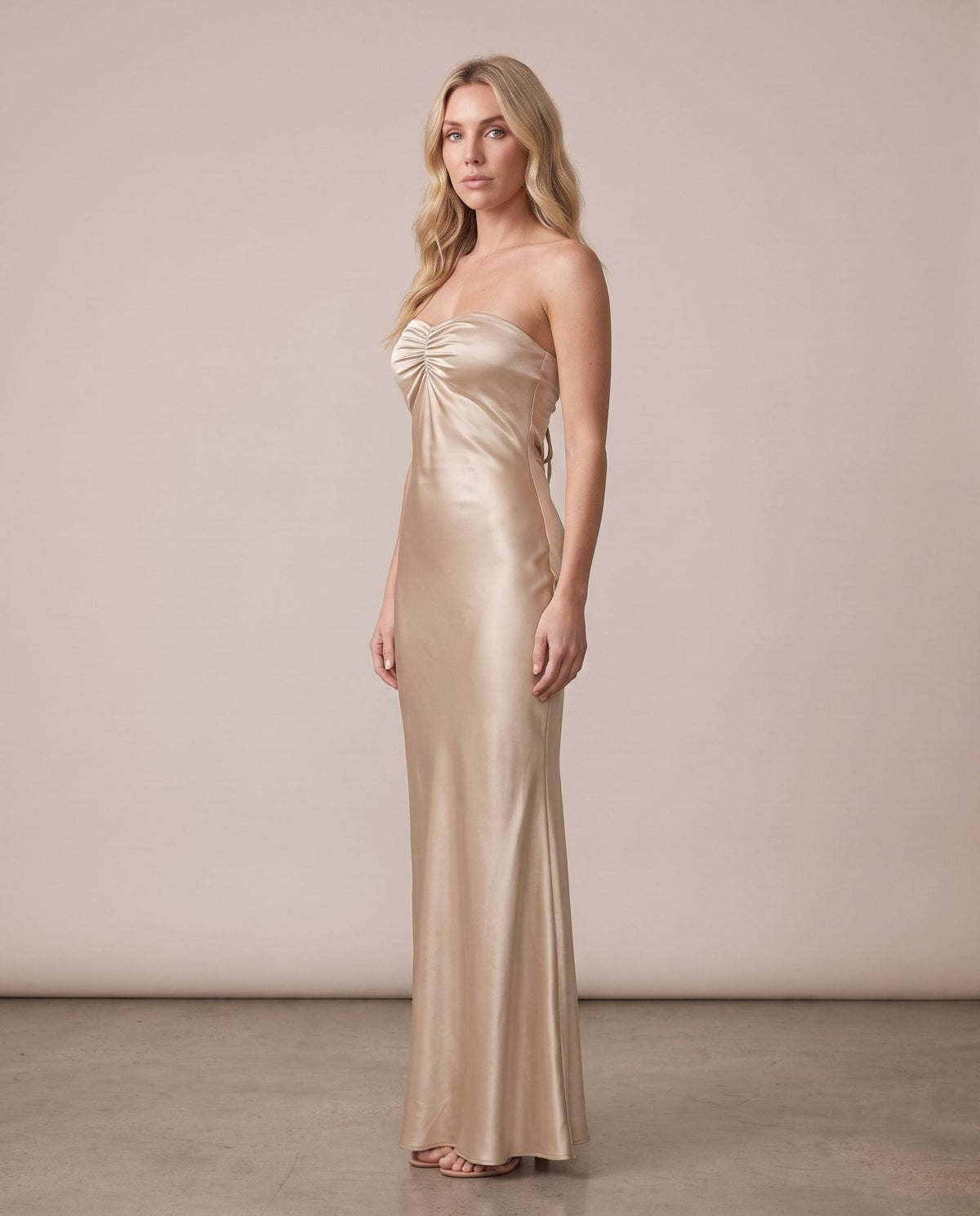 Vestito lungo in raso con schiena ad allacciatura incrociata CELESTE - Follie by Alice