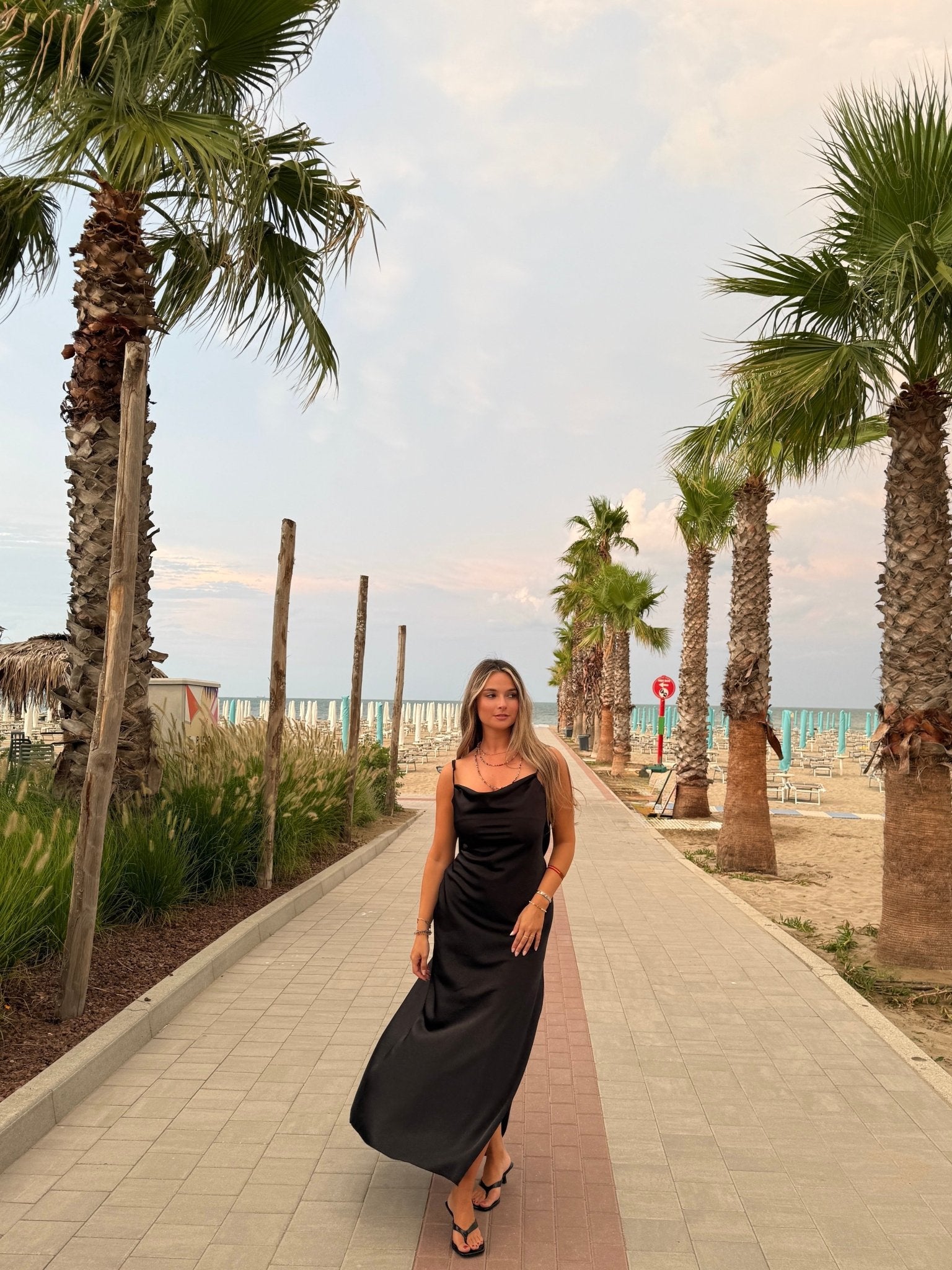 Vestito lungo in raso con schiena scoperta a V CASCADE - Follie by Alice