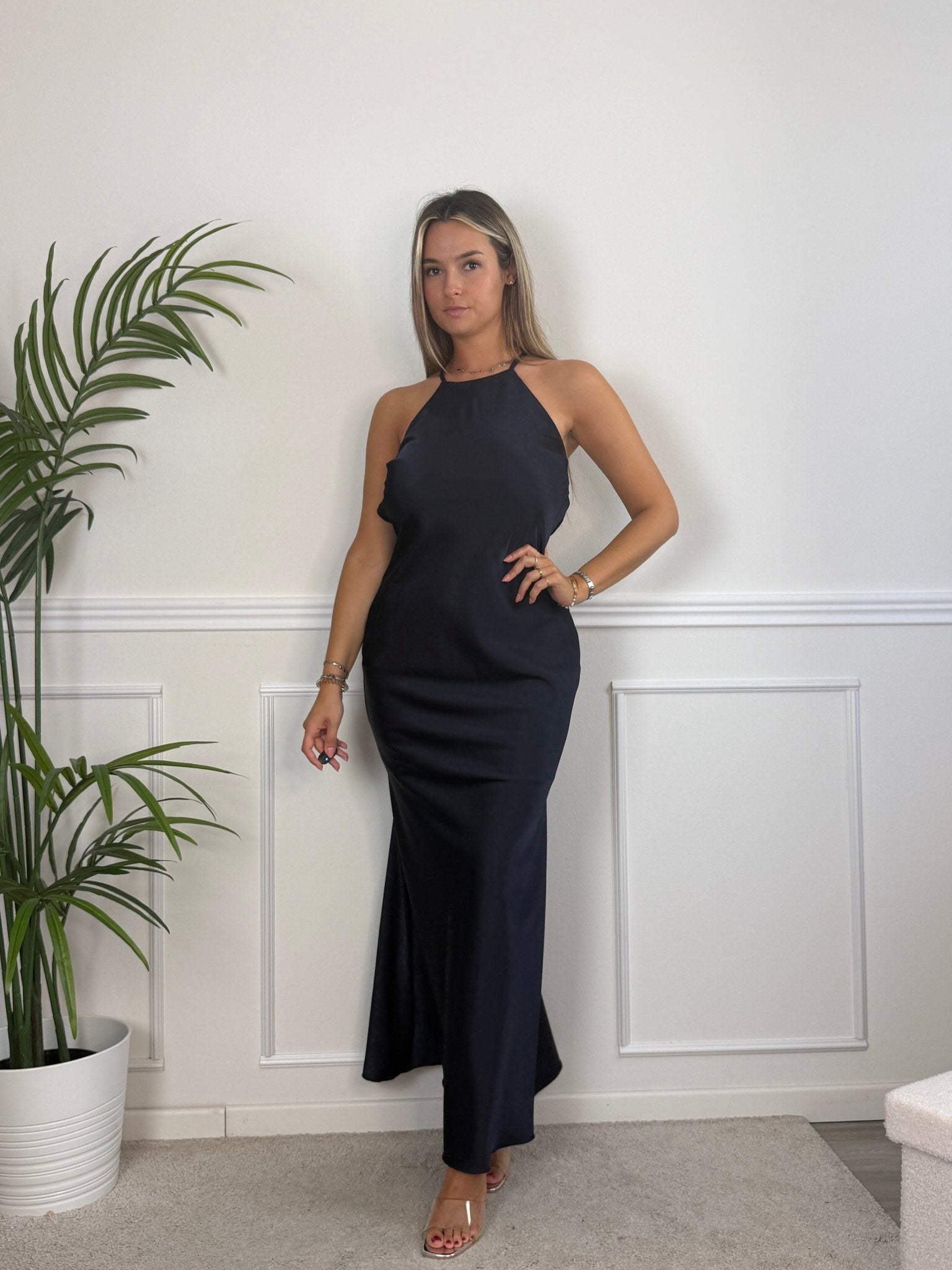Vestito lungo in raso con schiena scoperta con gioiello di strass REFLECT - Follie by Alice