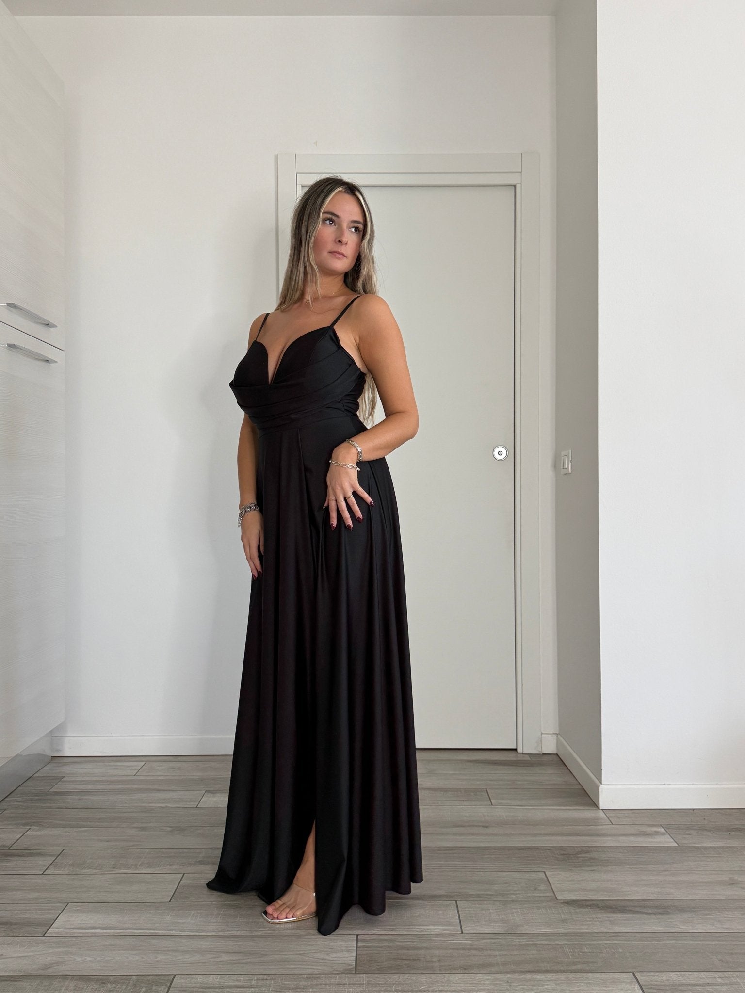 Vestito lungo in raso con scollo a cuore e gonna fluida con spacco profondo - Follie by Alice