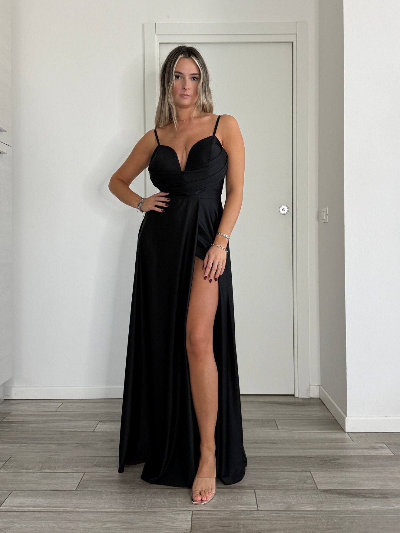 Vestito lungo in raso con scollo a cuore e gonna fluida con spacco profondo - Follie by Alice