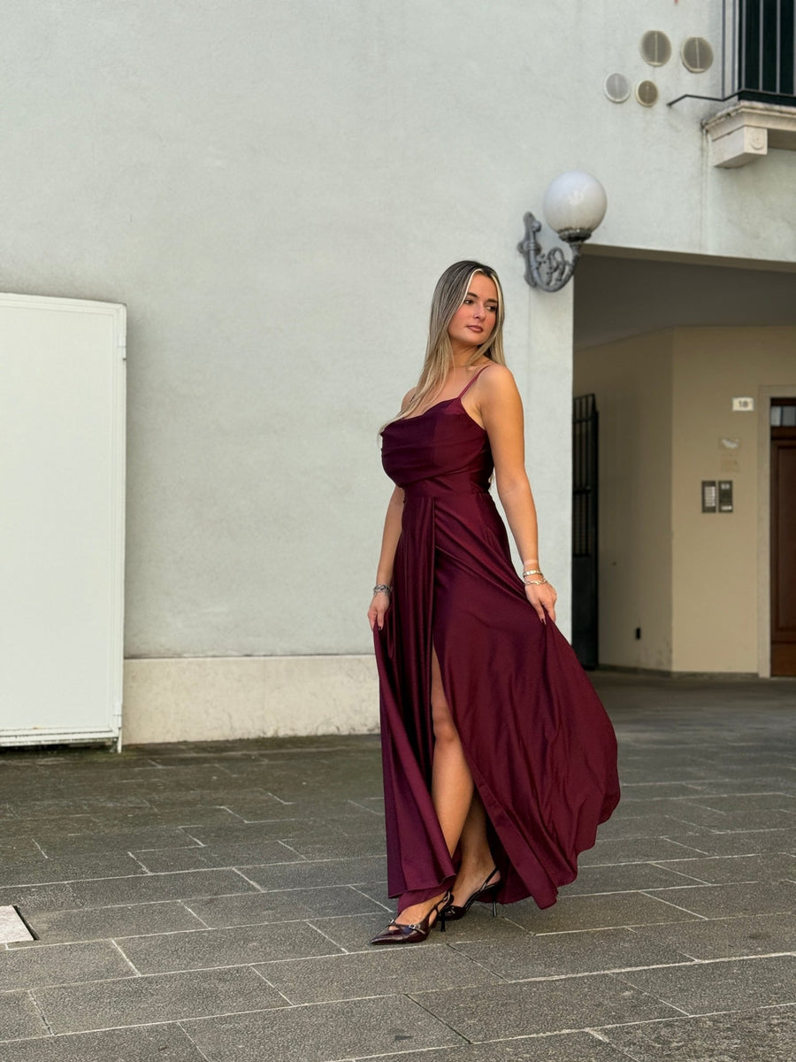 Vestito lungo in raso con scollo a cuore e gonna fluida con spacco profondo