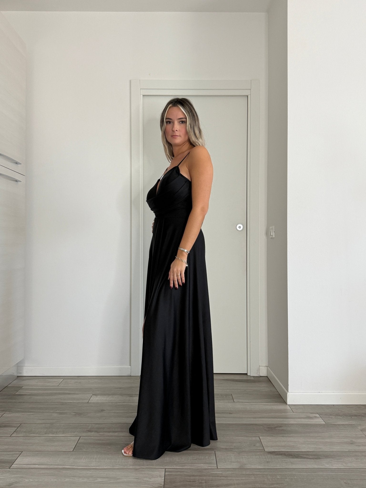 Vestito lungo in raso con scollo a cuore e gonna fluida con spacco profondo - Follie by Alice