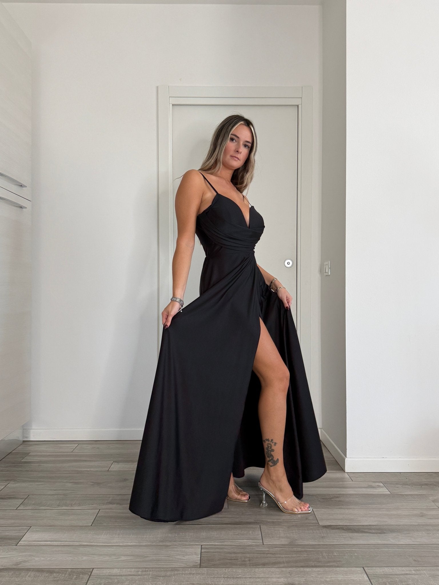 Vestito lungo in raso con scollo a cuore e gonna fluida con spacco profondo - Follie by Alice