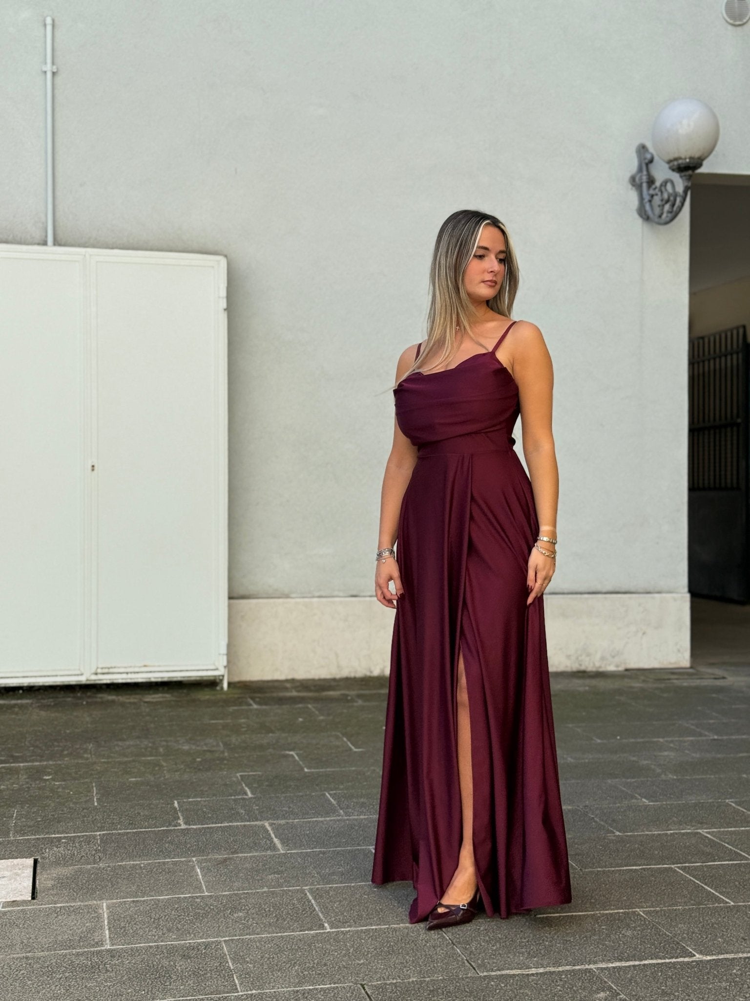 Vestito lungo in raso con scollo a cuore e gonna fluida con spacco profondo - Follie by Alice