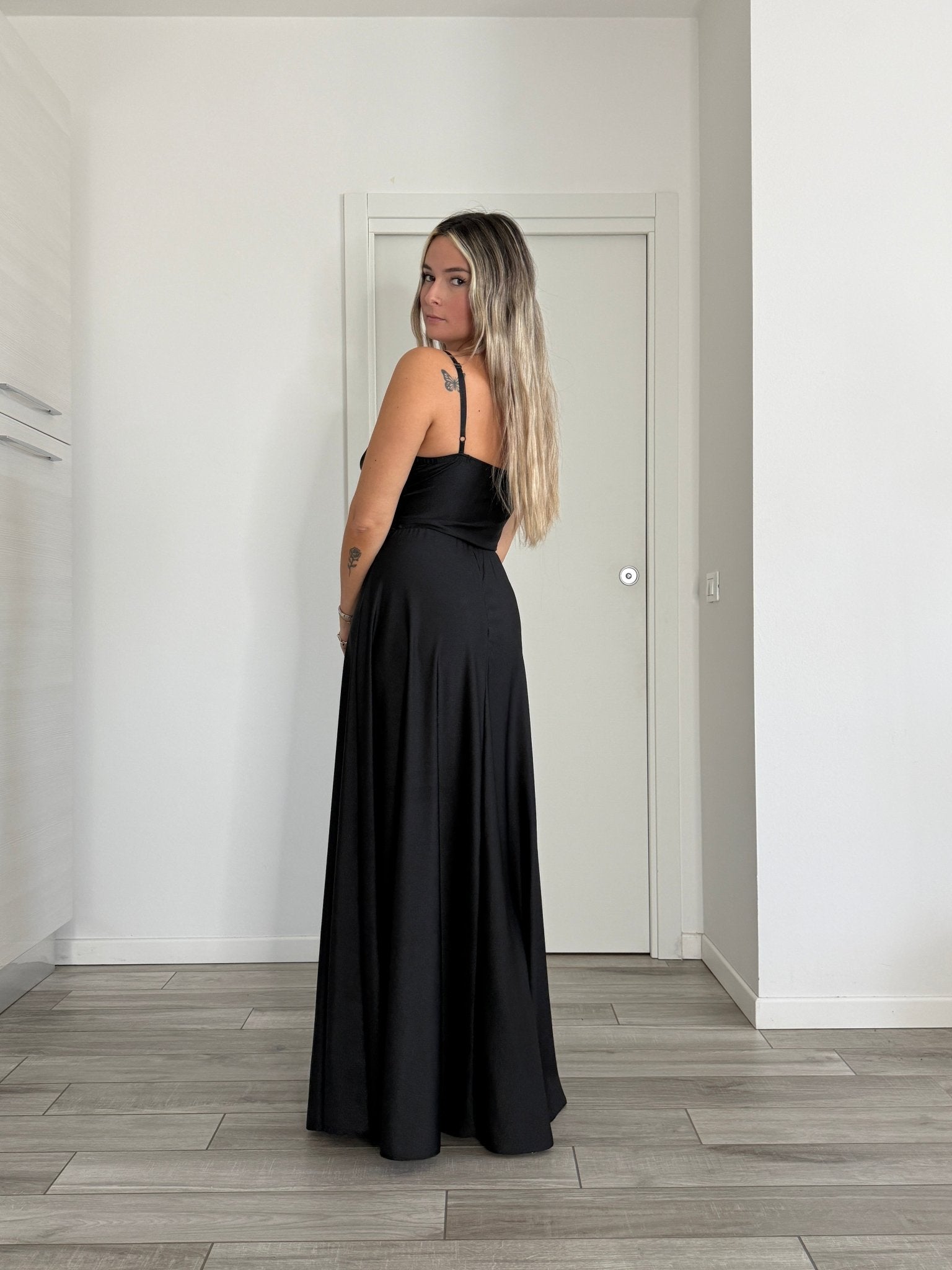 Vestito lungo in raso con scollo a cuore e gonna fluida con spacco profondo - Follie by Alice