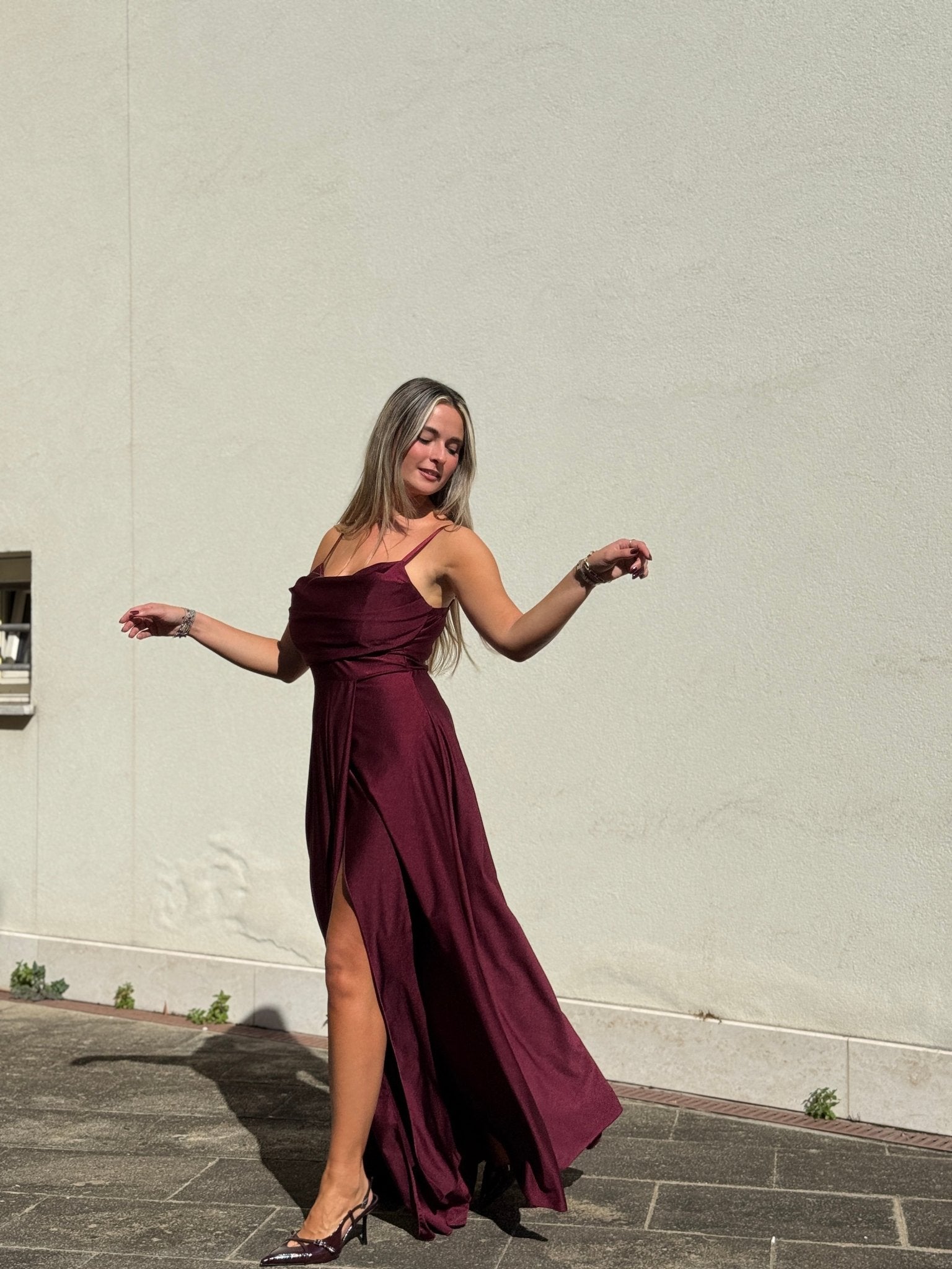 Vestito lungo in raso con scollo a cuore e gonna fluida con spacco profondo - Follie by Alice