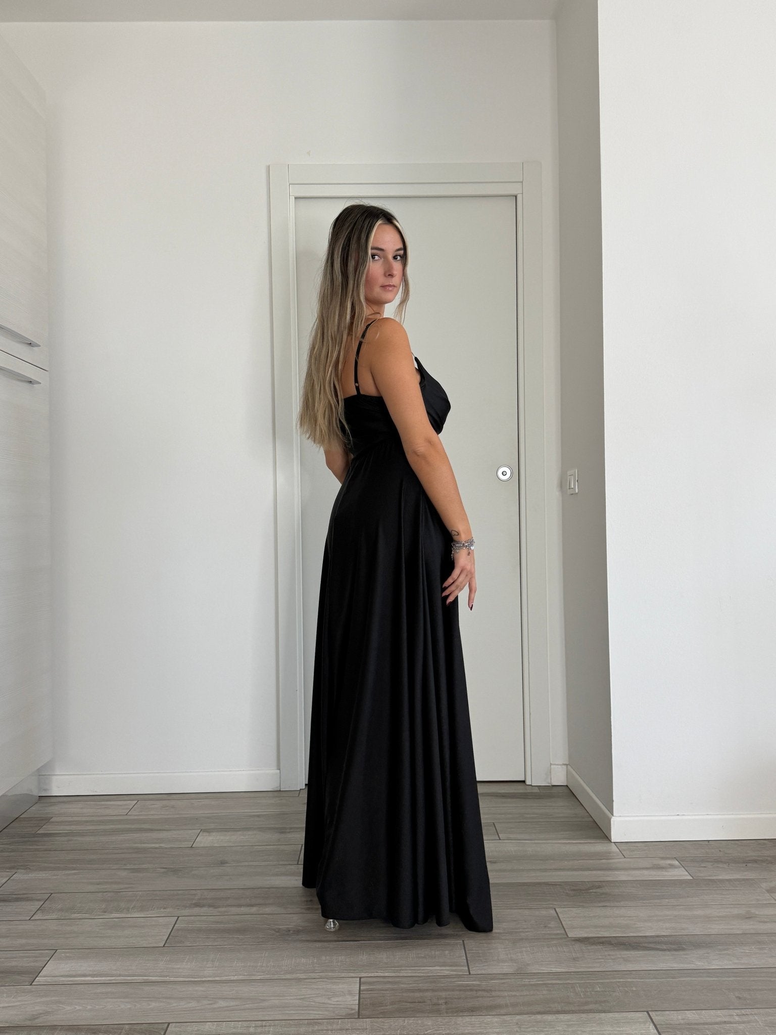 Vestito lungo in raso con scollo a cuore e gonna fluida con spacco profondo - Follie by Alice