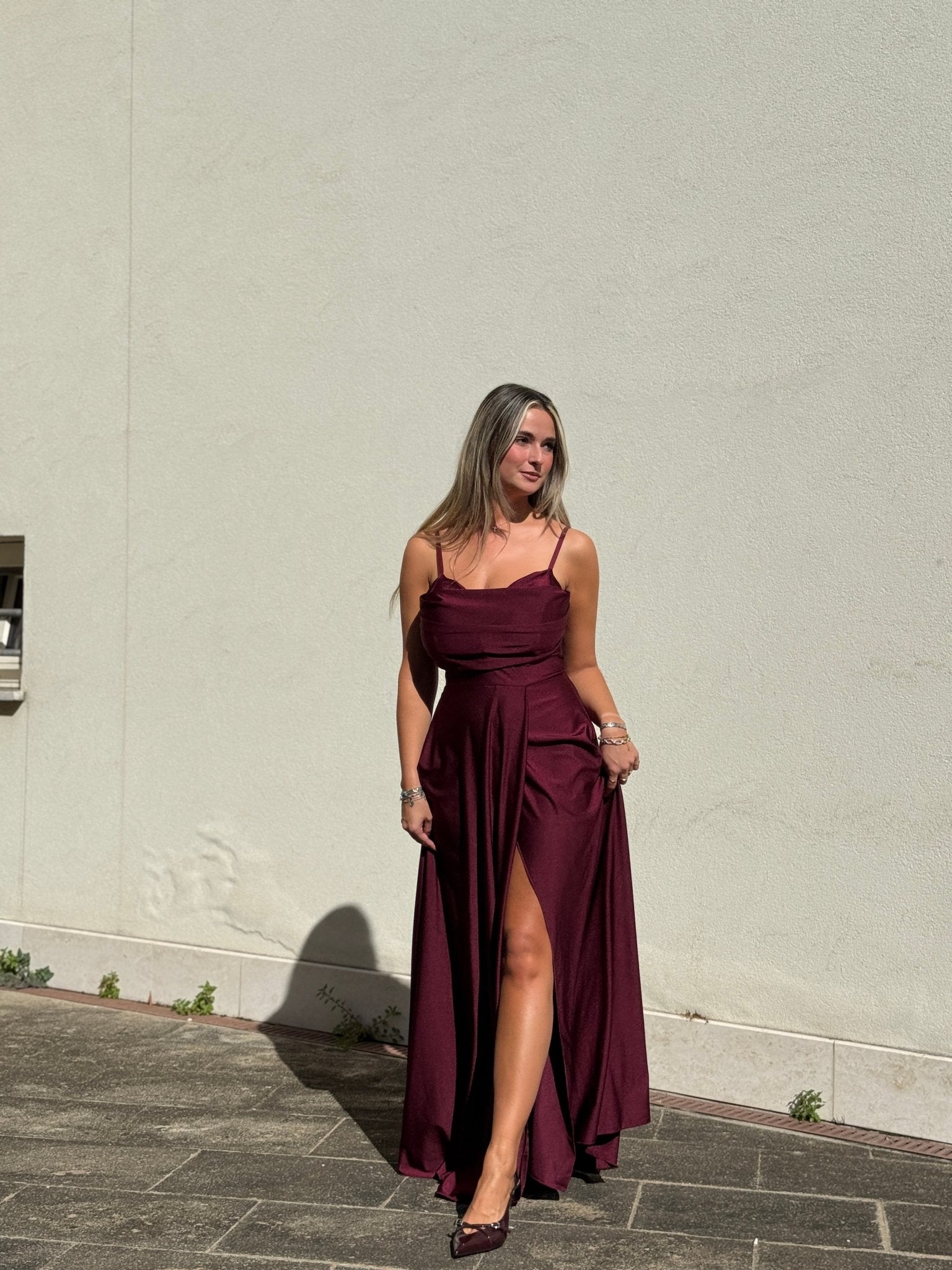 Vestito lungo in raso con scollo a cuore e gonna fluida con spacco profondo - Follie by Alice