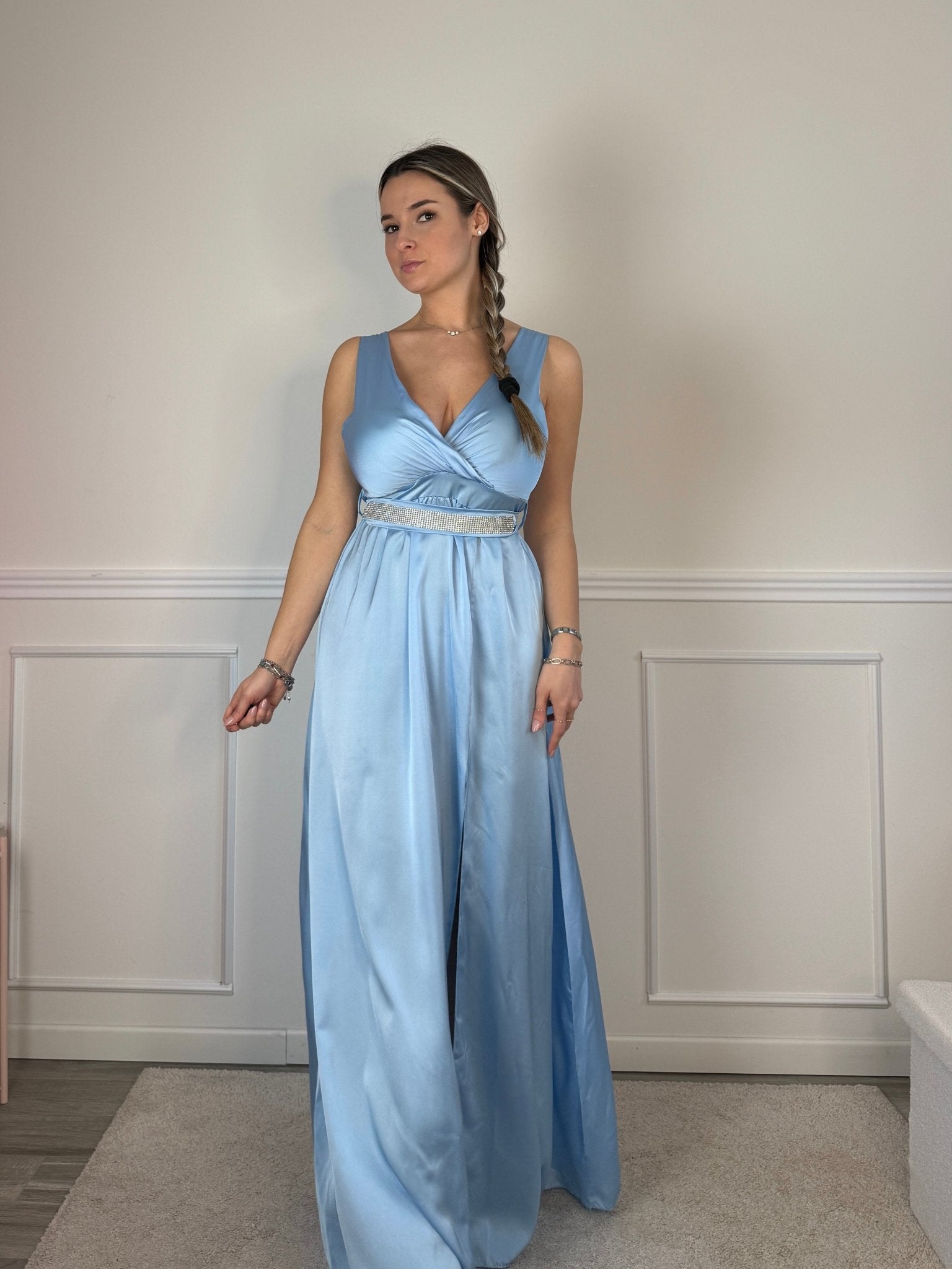 Vestito lungo in raso con scollo a V e cintura con strass - Follie by Alice