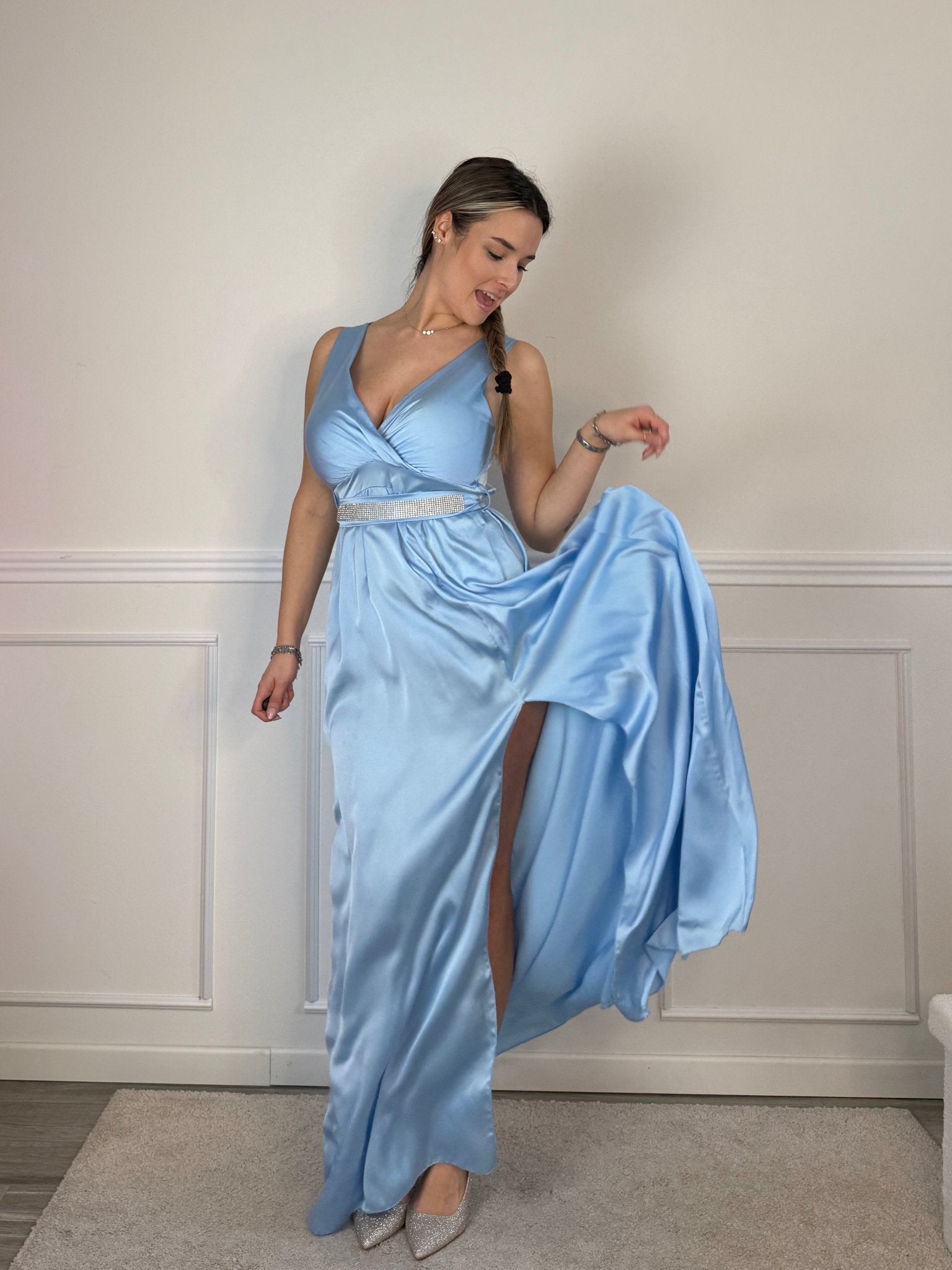 Vestito lungo in raso con scollo a V e cintura con strass - Follie by Alice