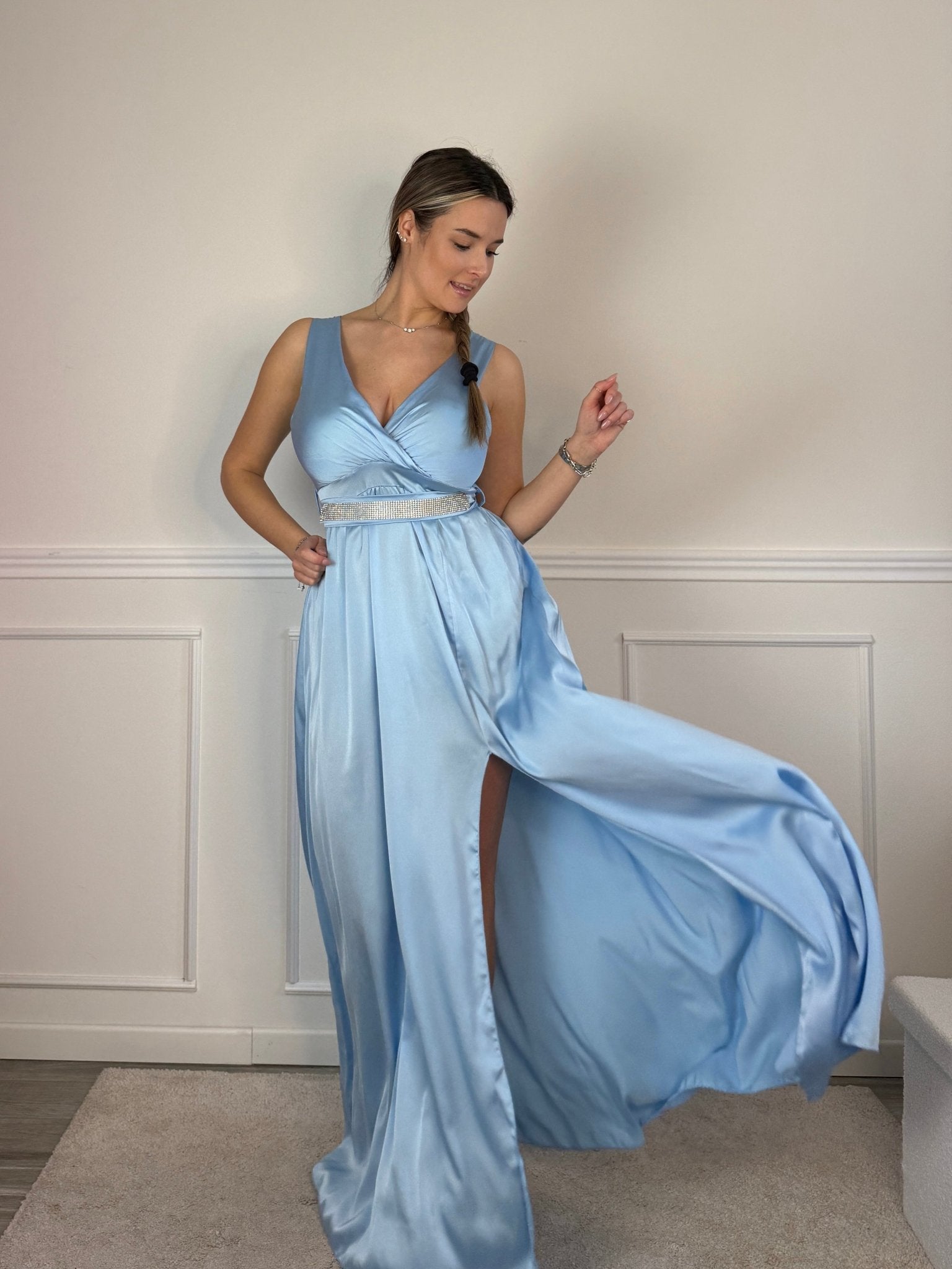 Vestito lungo in raso con scollo a V e cintura con strass - Follie by Alice