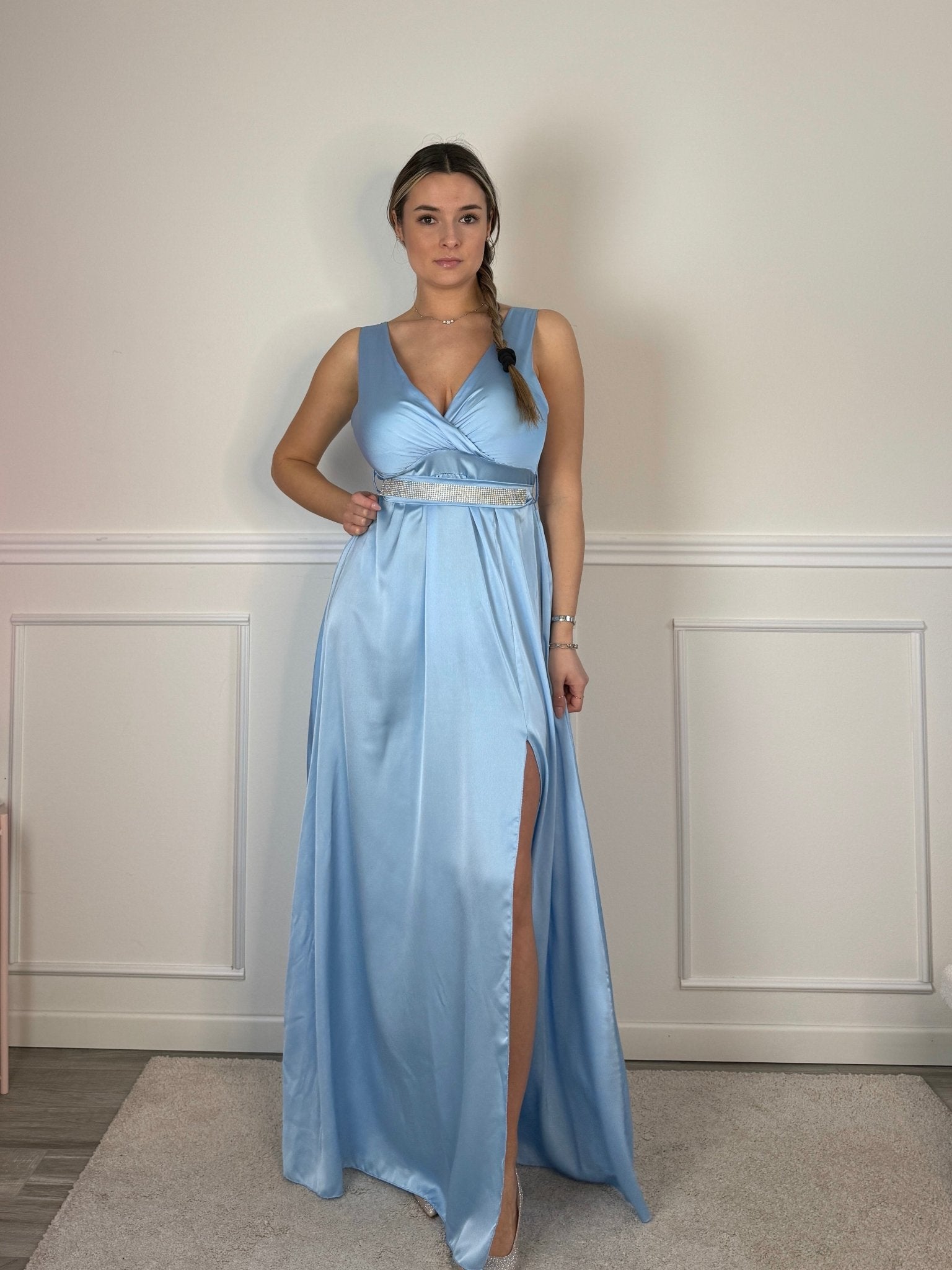 Vestito lungo in raso con scollo a V e cintura con strass - Follie by Alice