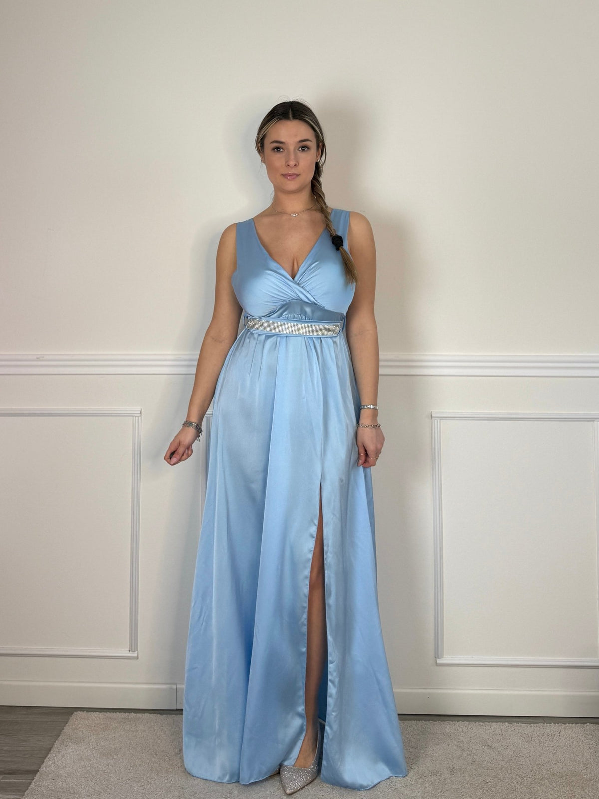 Vestito lungo in raso con scollo a V e cintura con strass - Follie by Alice