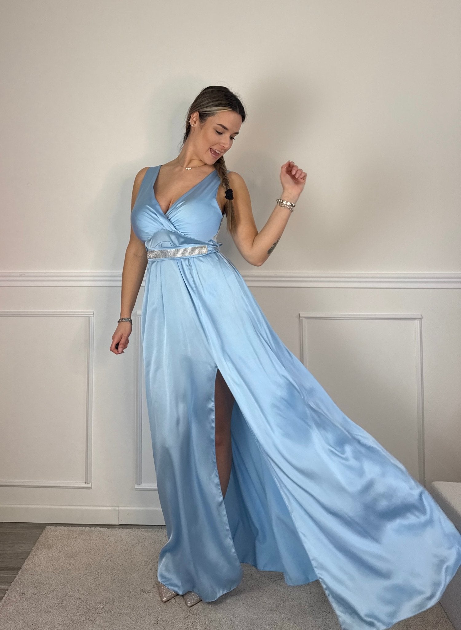 Vestito lungo in raso con scollo a V e cintura con strass - Follie by Alice