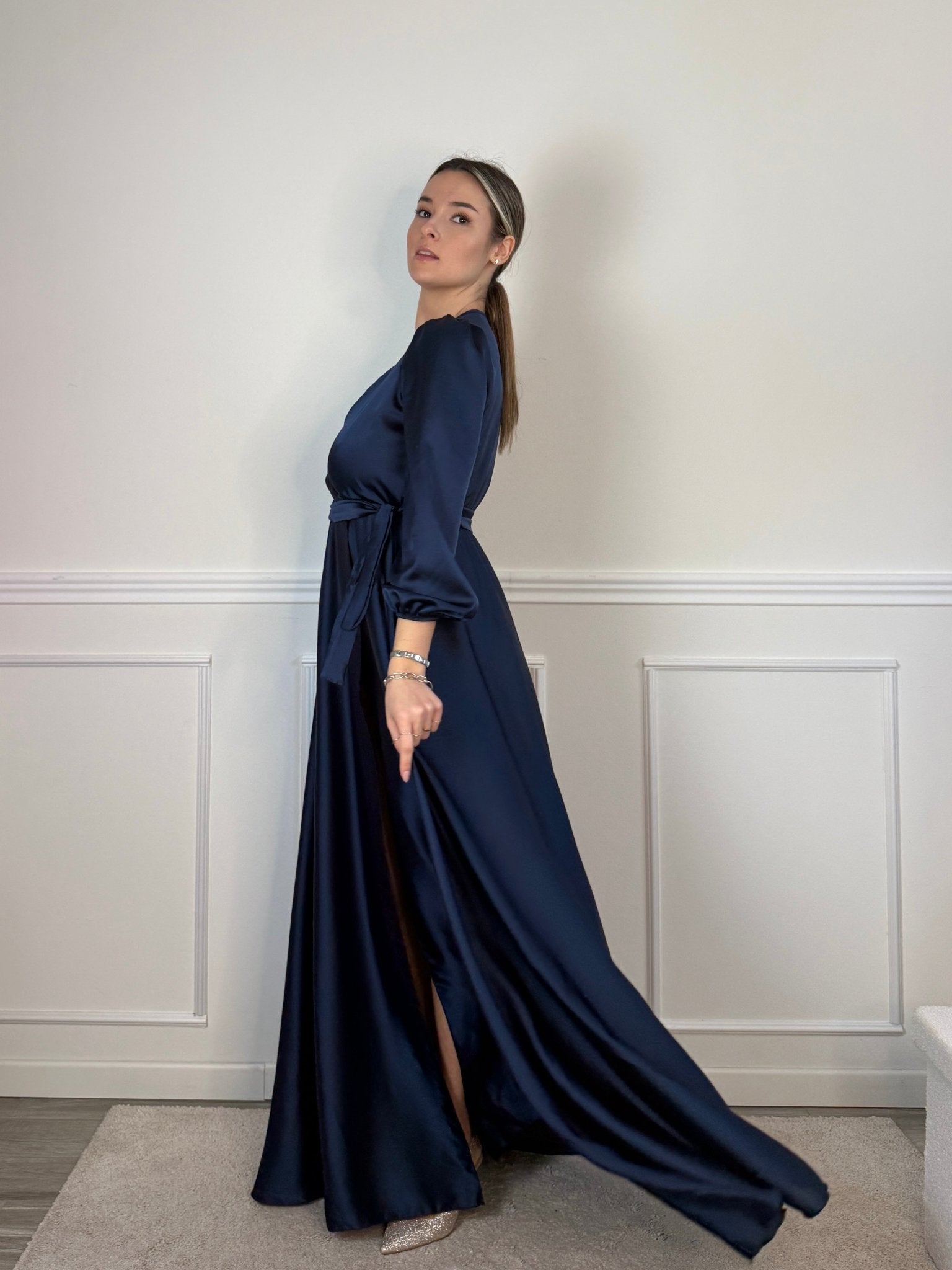 Vestito lungo in raso con scollo a V, maniche tre quarti e spacco - Follie by Alice