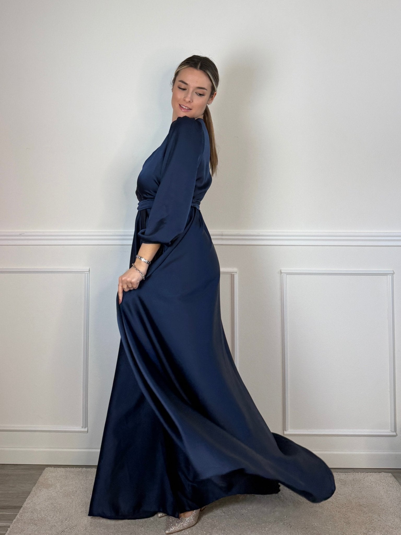 Vestito lungo in raso con scollo a V, maniche tre quarti e spacco - Follie by Alice