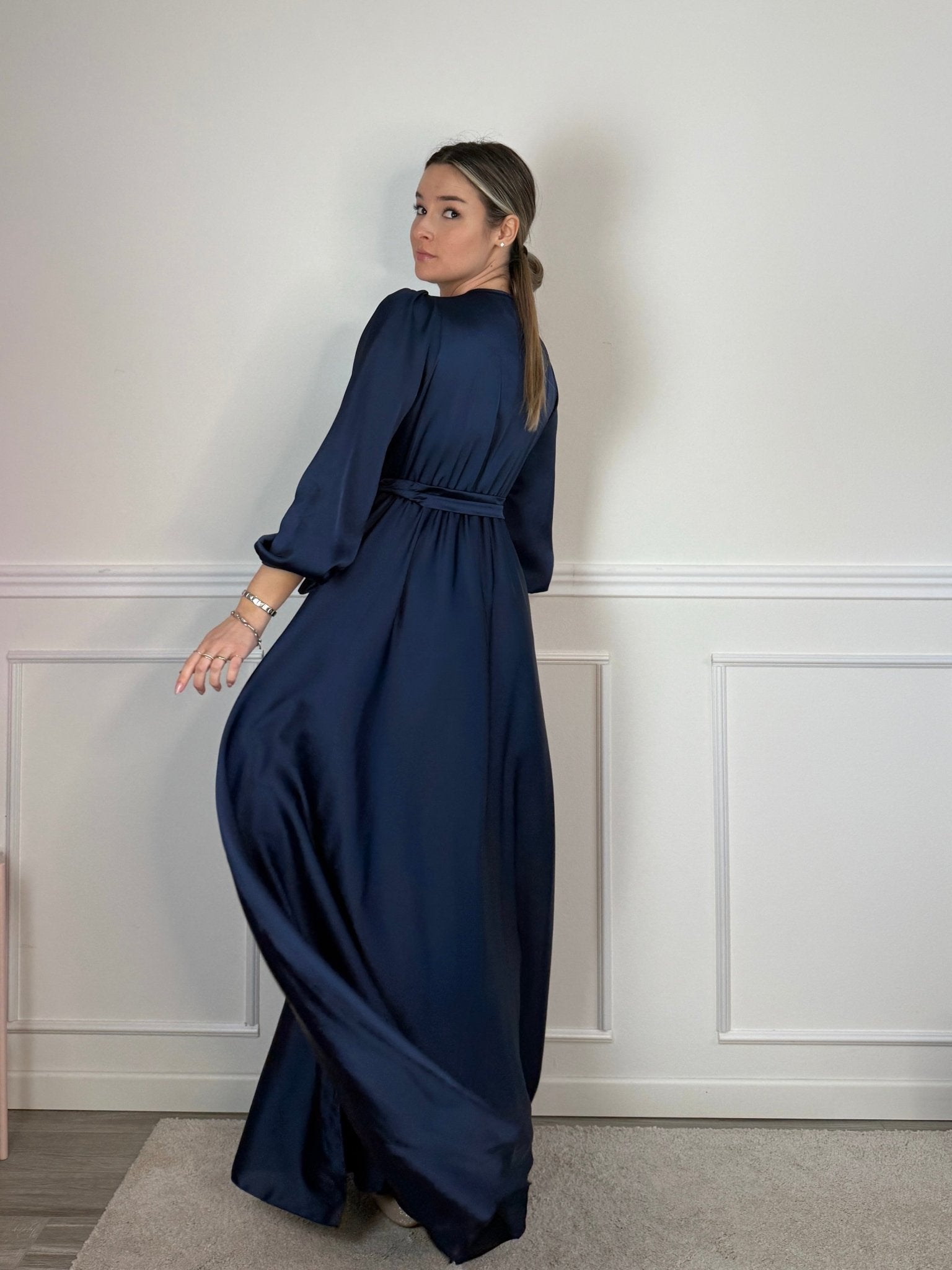 Vestito lungo in raso con scollo a V, maniche tre quarti e spacco - Follie by Alice