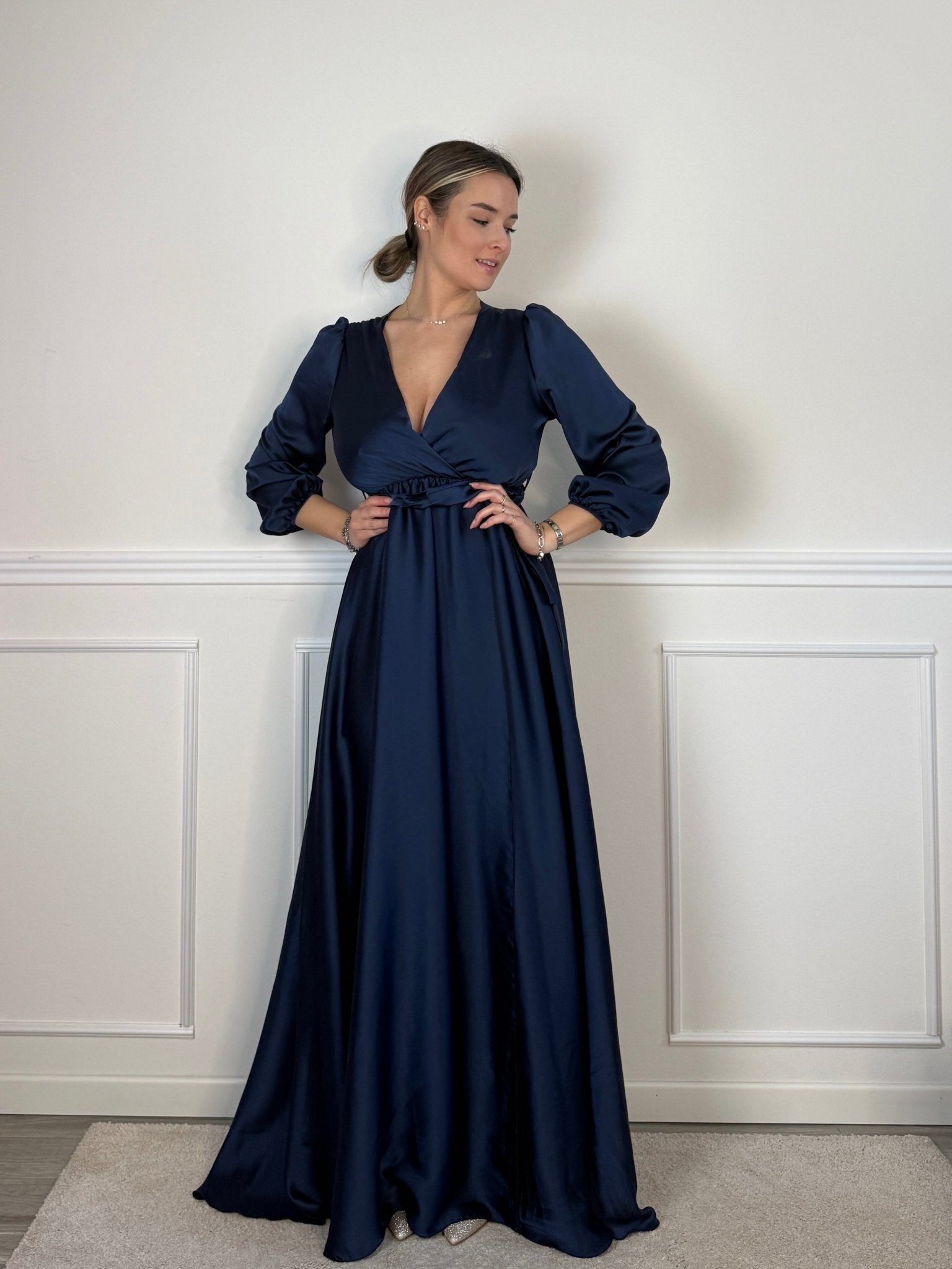 Vestito lungo in raso con scollo a V, maniche tre quarti e spacco - Follie by Alice