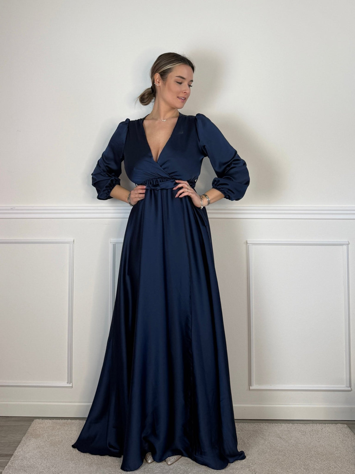 Vestito lungo in raso con scollo a V, maniche tre quarti e spacco - Follie by Alice