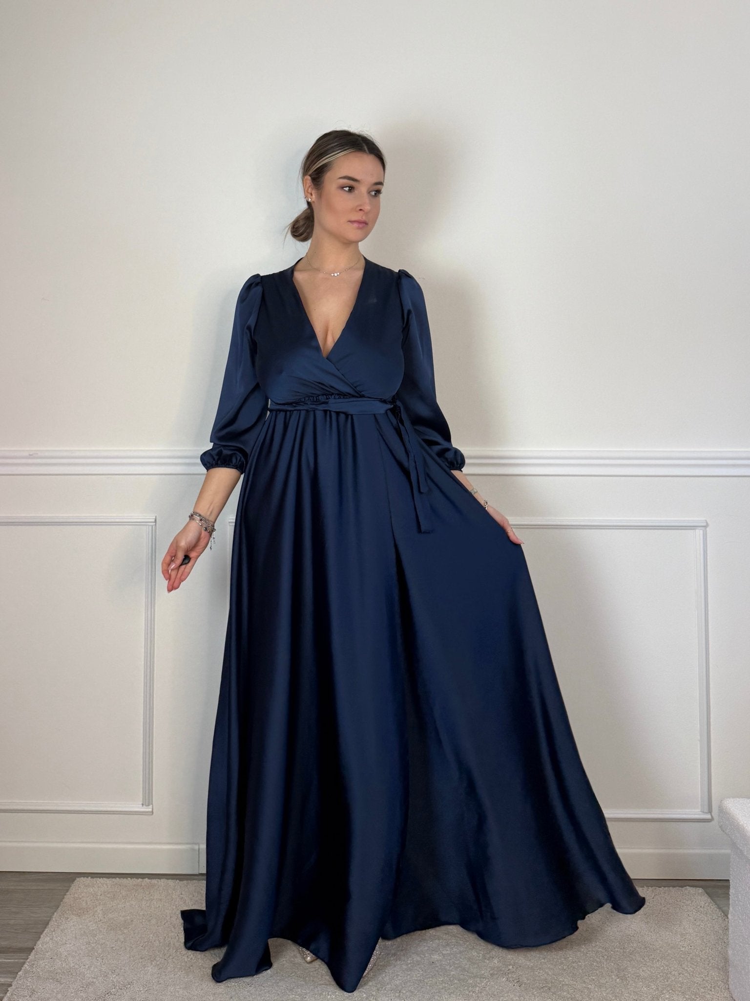 Vestito lungo in raso con scollo a V, maniche tre quarti e spacco - Follie by Alice