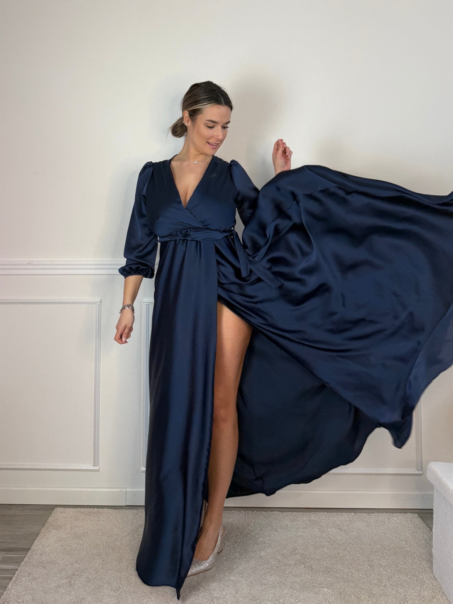 Vestito lungo in raso con scollo a V, maniche tre quarti e spacco - Follie by Alice