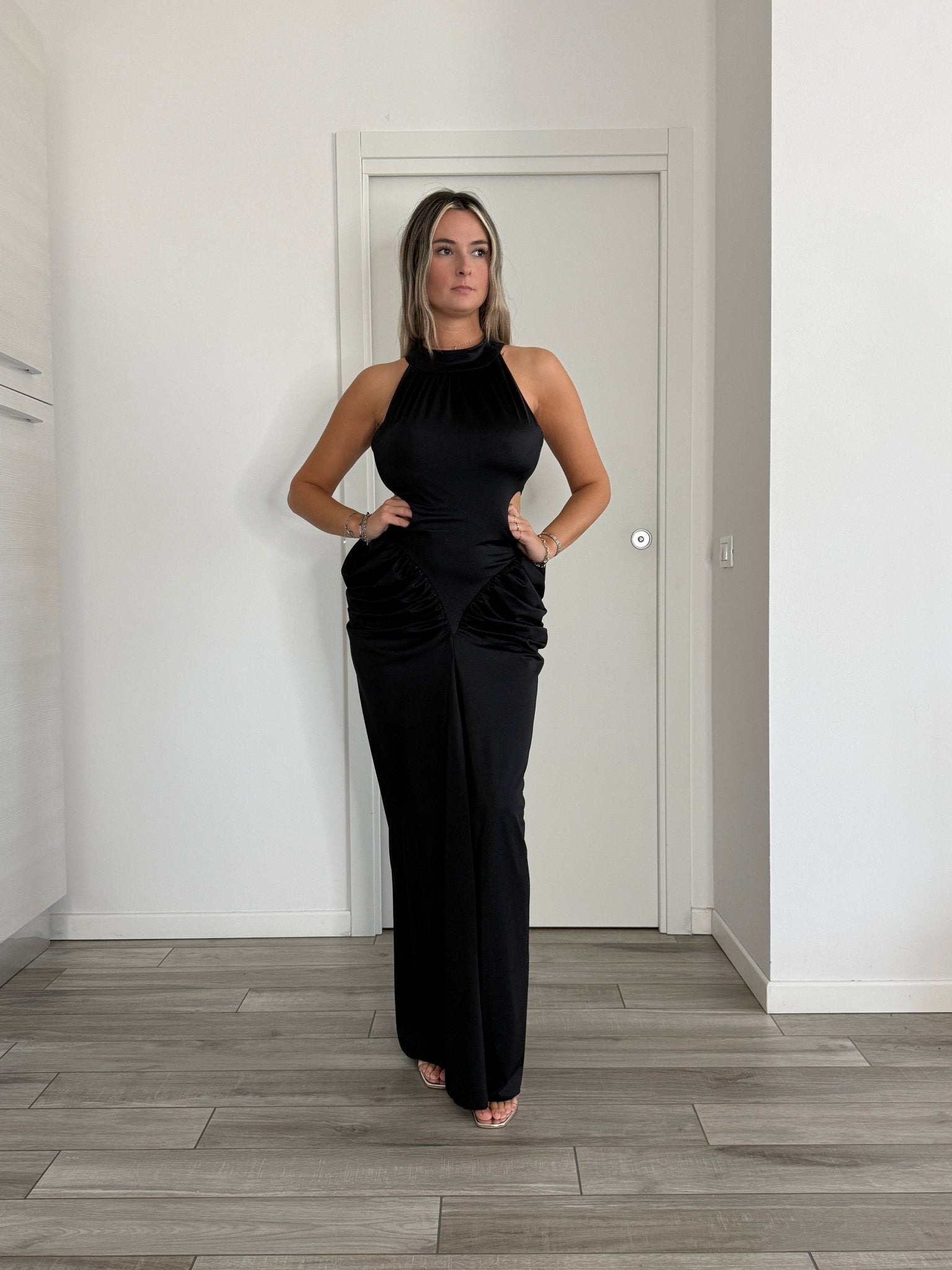 Vestito lungo in raso con scollo all’americana, cut - out laterali e drappeggio sui fianchi effetto bombè - Follie by Alice