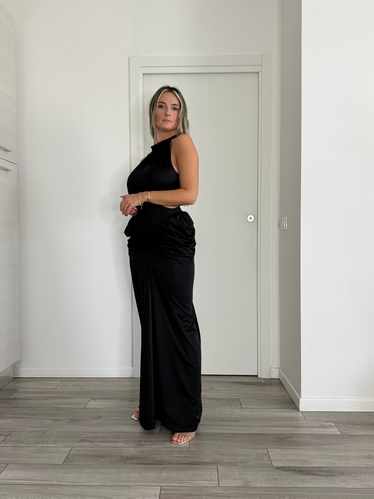 Vestito lungo in raso con scollo all’americana, cut - out laterali e drappeggio sui fianchi effetto bombè - Follie by Alice