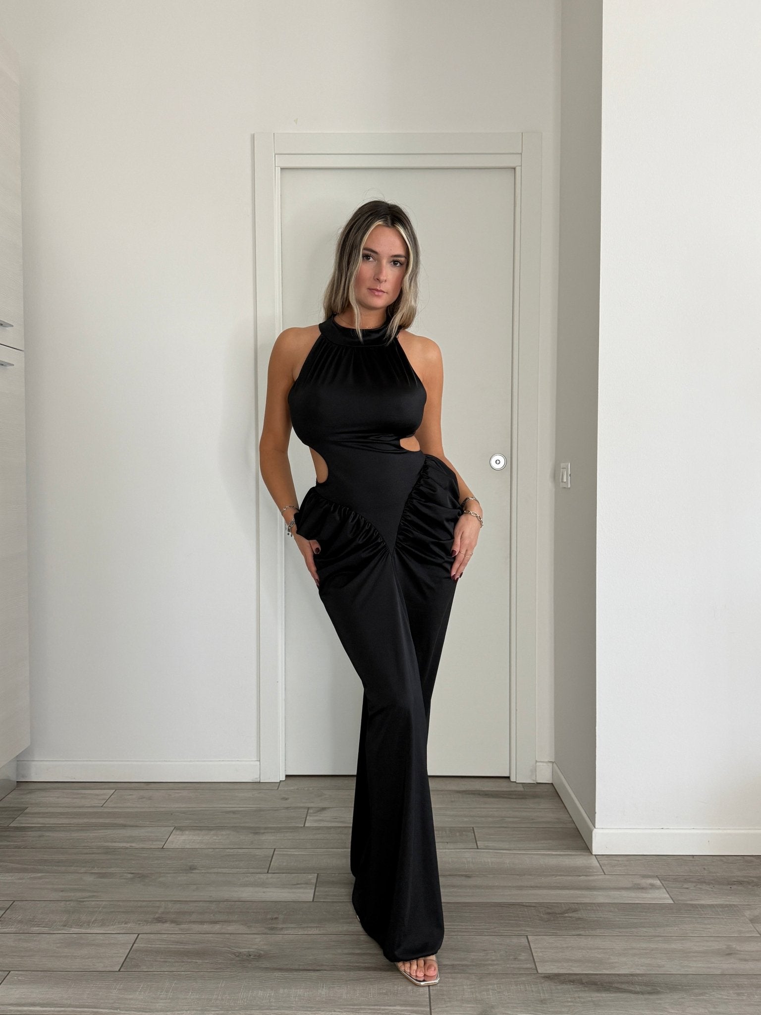 Vestito lungo in raso con scollo all’americana, cut - out laterali e drappeggio sui fianchi effetto bombè - Follie by Alice