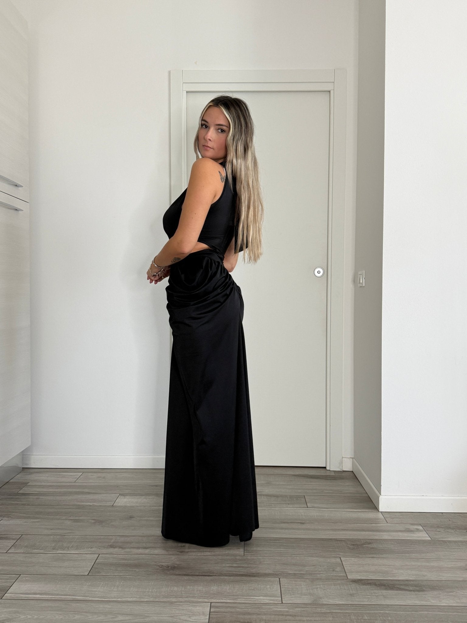 Vestito lungo in raso con scollo all’americana, cut - out laterali e drappeggio sui fianchi effetto bombè - Follie by Alice