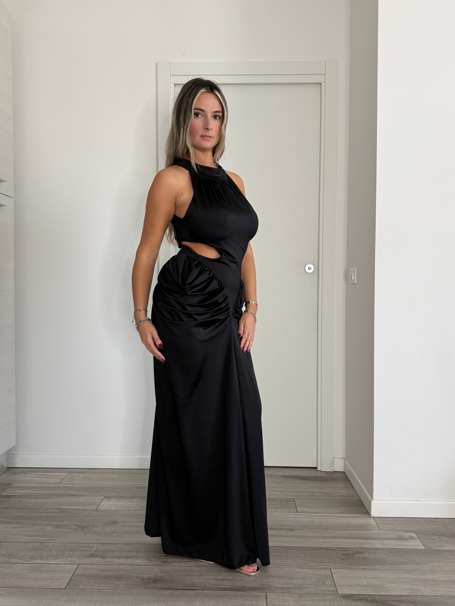 Vestito lungo in raso con scollo all’americana, cut - out laterali e drappeggio sui fianchi effetto bombè - Follie by Alice