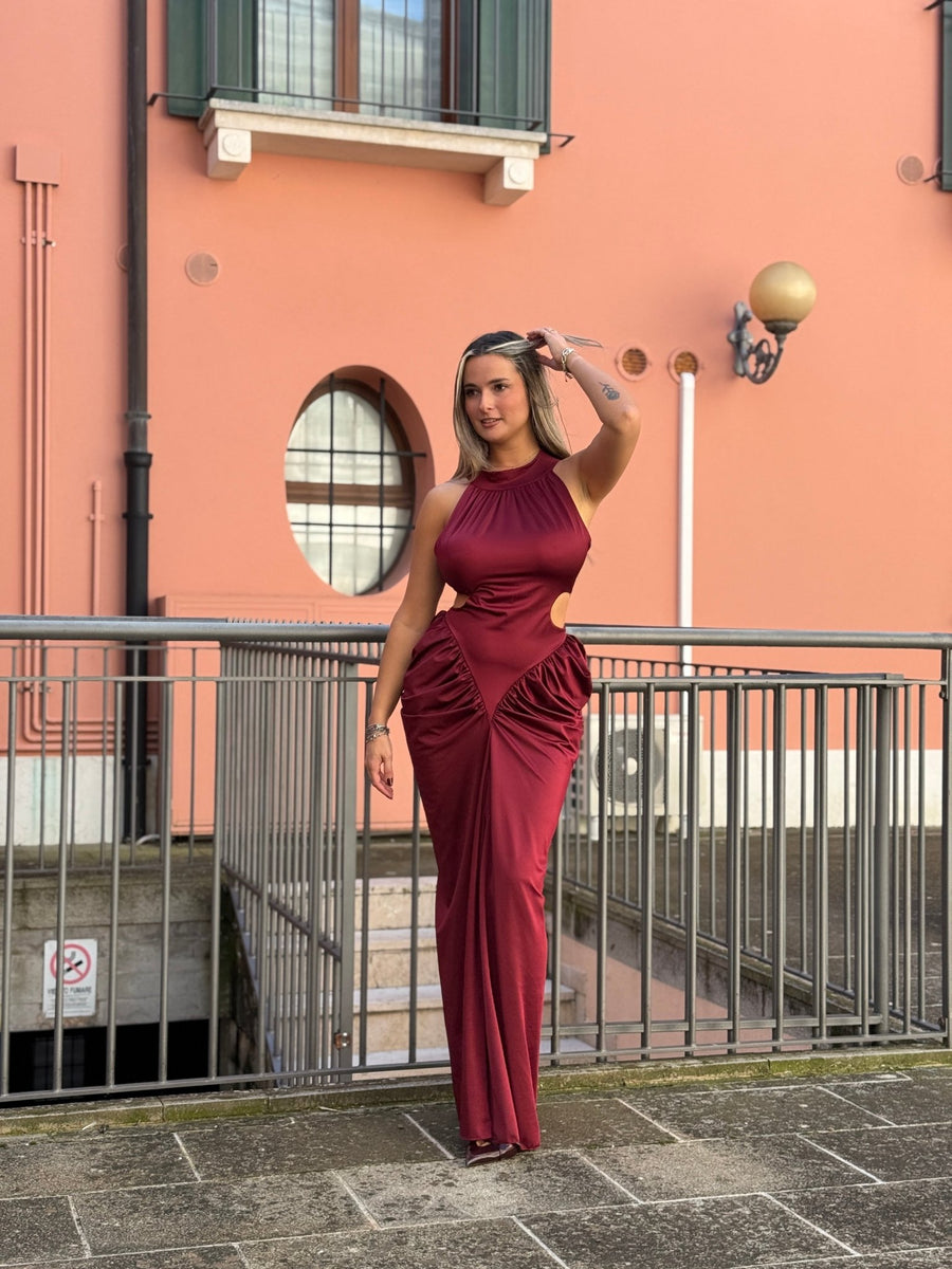 Vestito lungo in raso con scollo all’americana, cut-out laterali e drappeggio sui fianchi effetto bombè – alternate