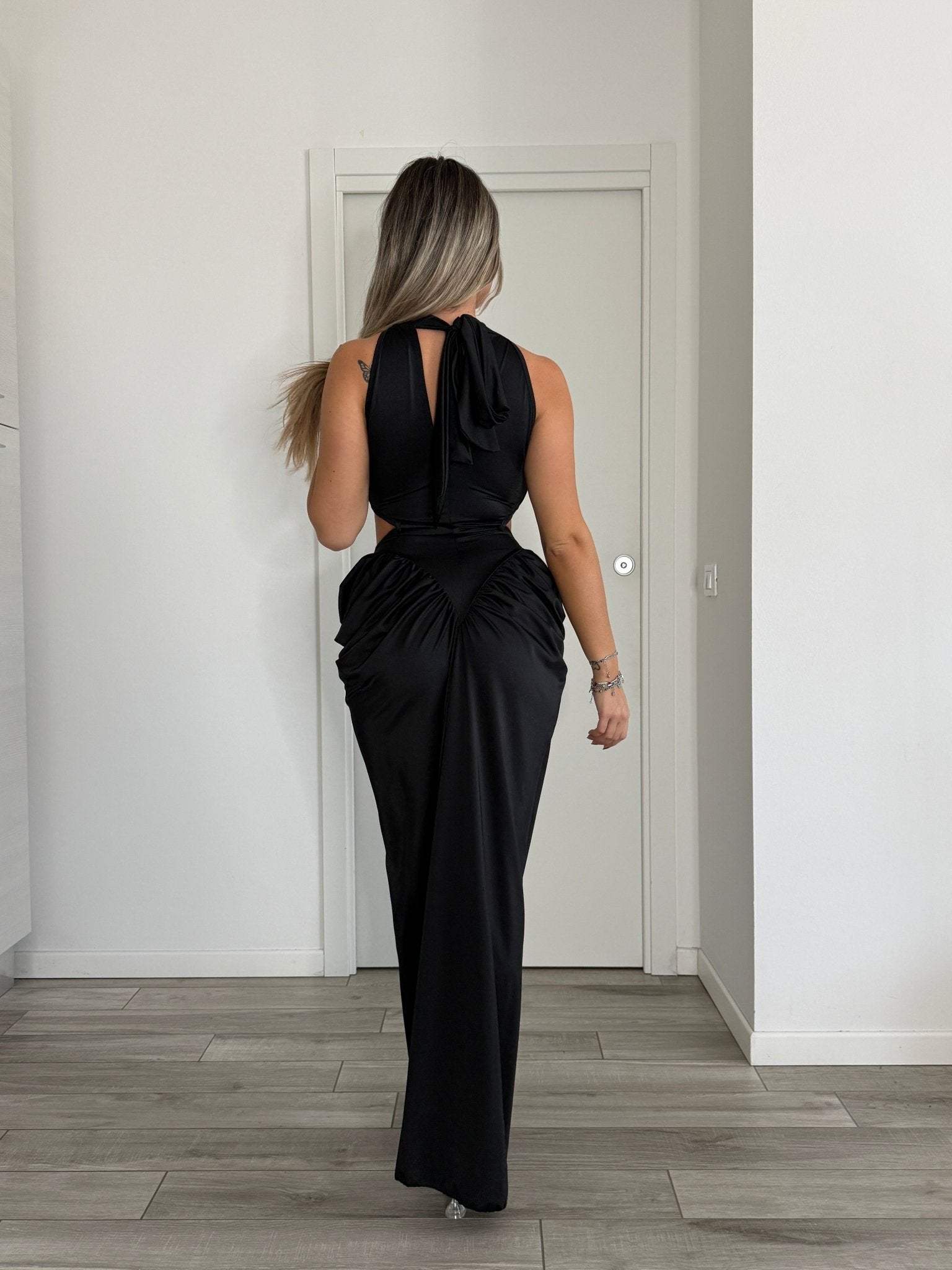 Vestito lungo in raso con scollo all’americana, cut - out laterali e drappeggio sui fianchi effetto bombè - Follie by Alice