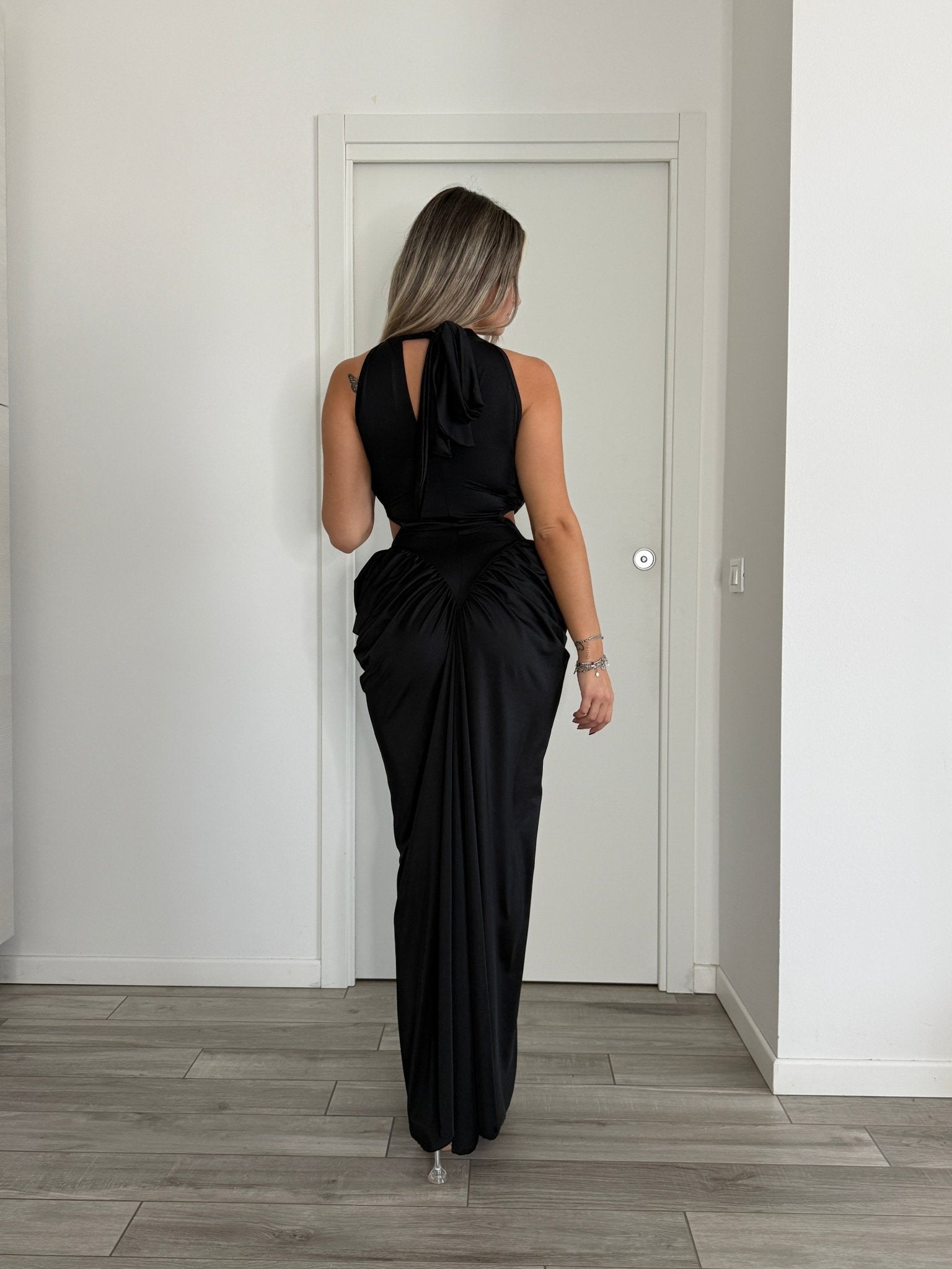 Vestito lungo in raso con scollo all’americana, cut - out laterali e drappeggio sui fianchi effetto bombè - Follie by Alice